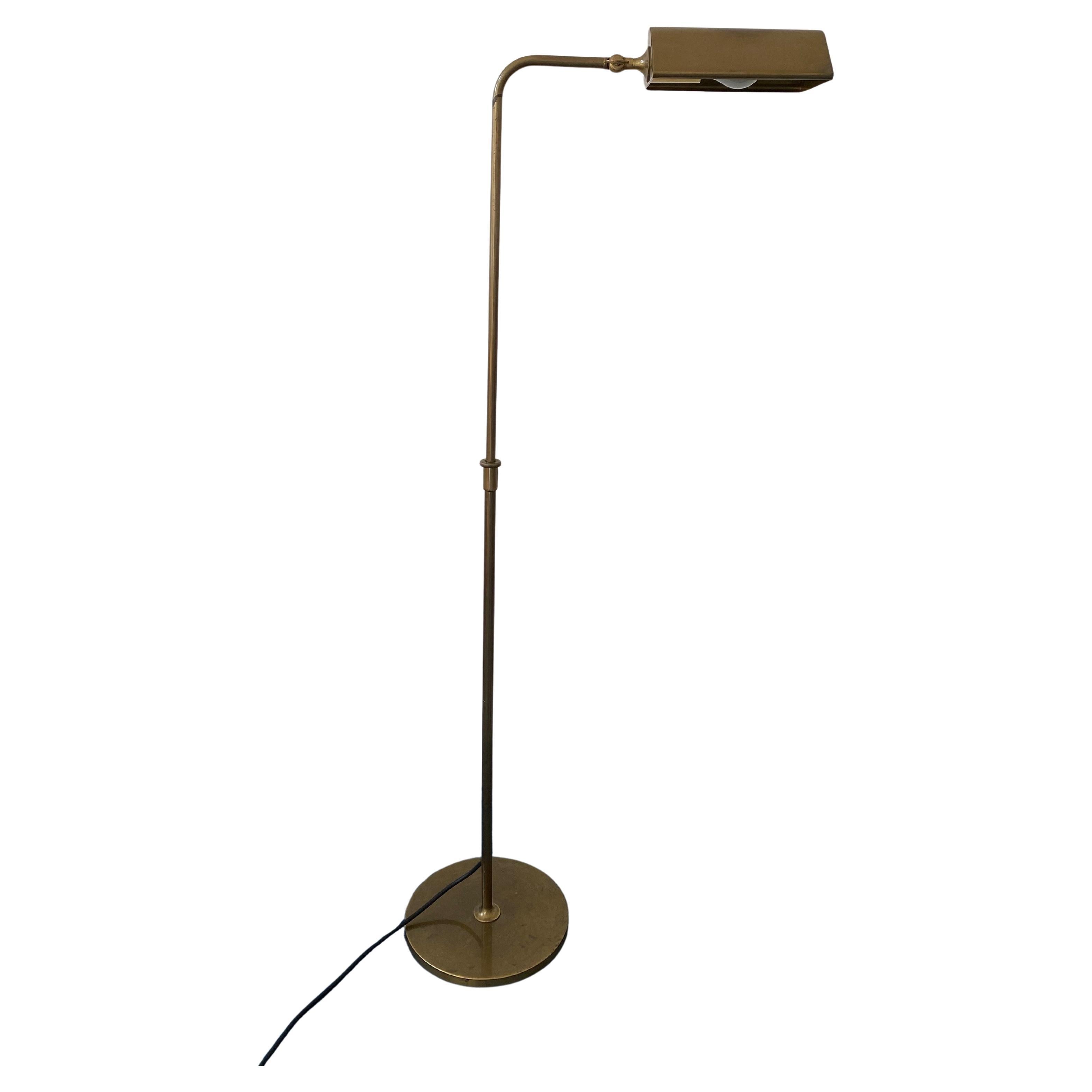 Lampadaire de lecture de haute qualité en laiton des années 1970, modèle : Cervantes par Florian Schulz, Allemagne.

Avec sa belle finition patinée partiellement bronzée, cette lampe réglable a une hauteur de 85 cm à 135 cm max.
La direction de la