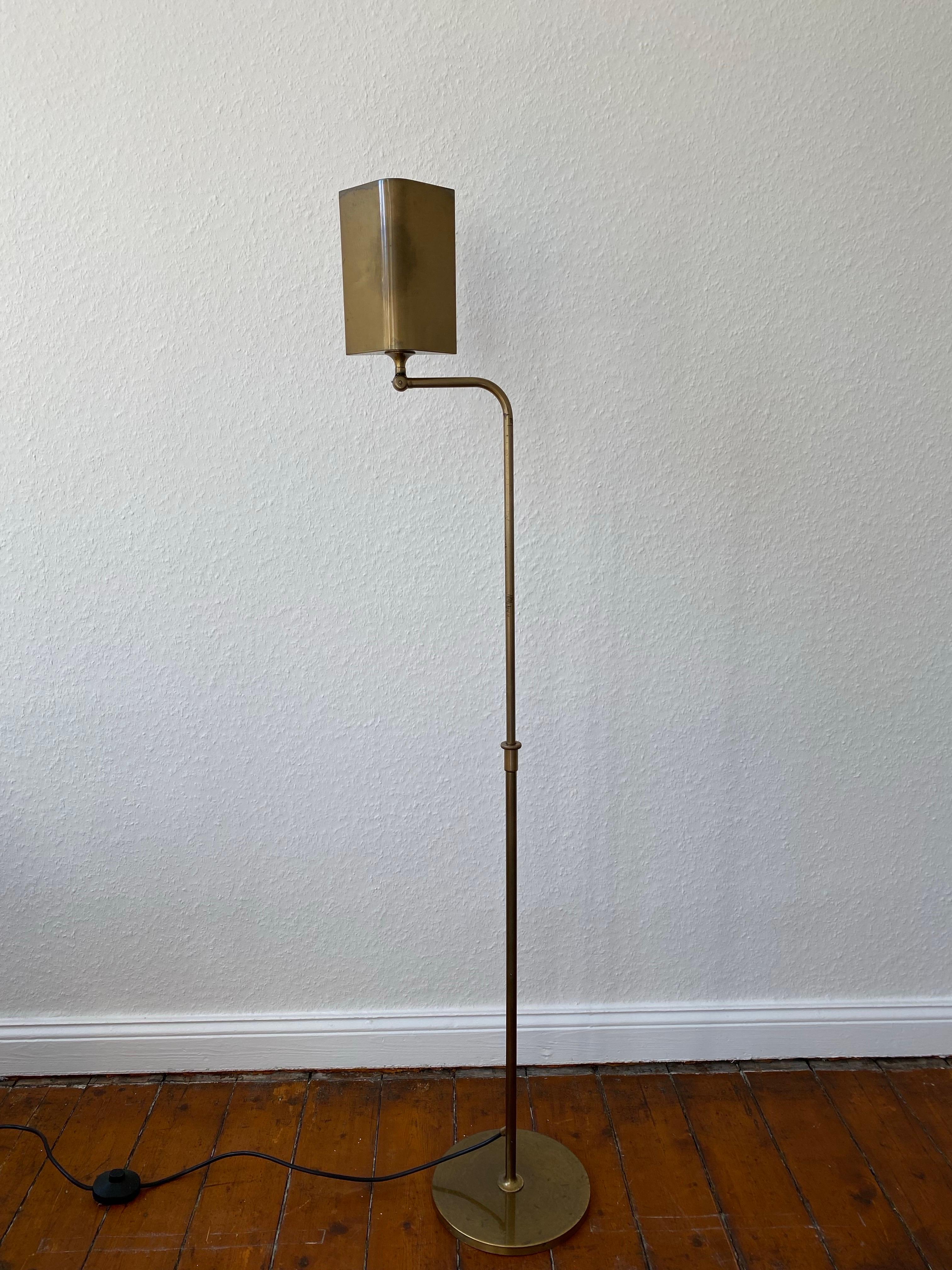 Allemand Lampadaire de lecture réglable en laiton Cervantes de Florian Schulz, années 1970 en vente