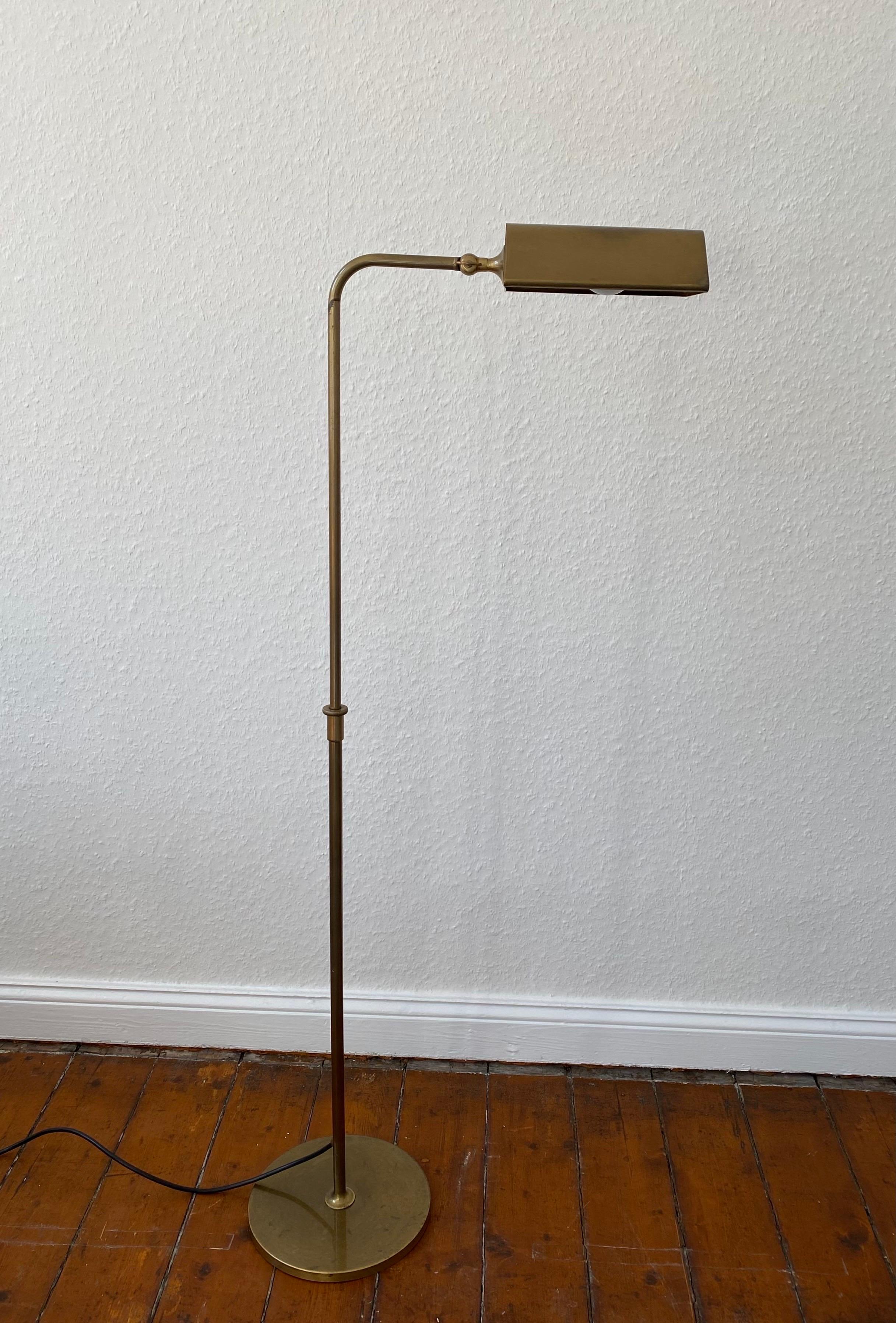Lampadaire de lecture réglable en laiton Cervantes de Florian Schulz, années 1970 Bon état - En vente à Halle, DE