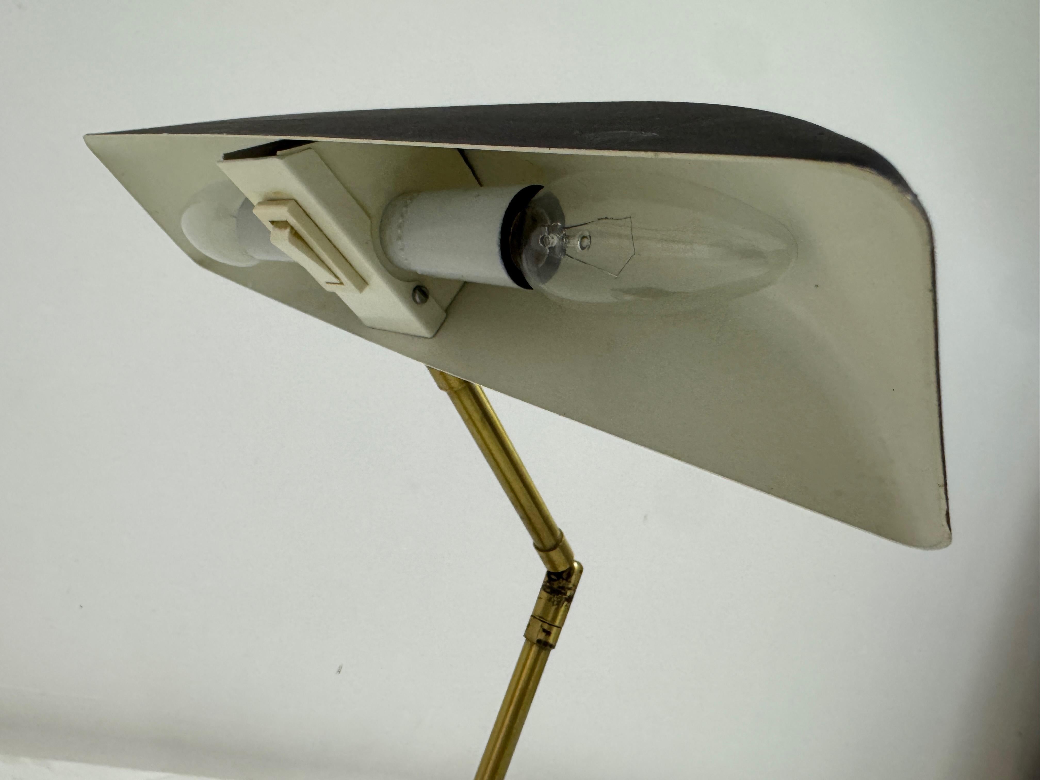 Lampada da scrivania regolabile in ottone e metallo di OMI per Koch & Lowy, anni '70 in vendita 3