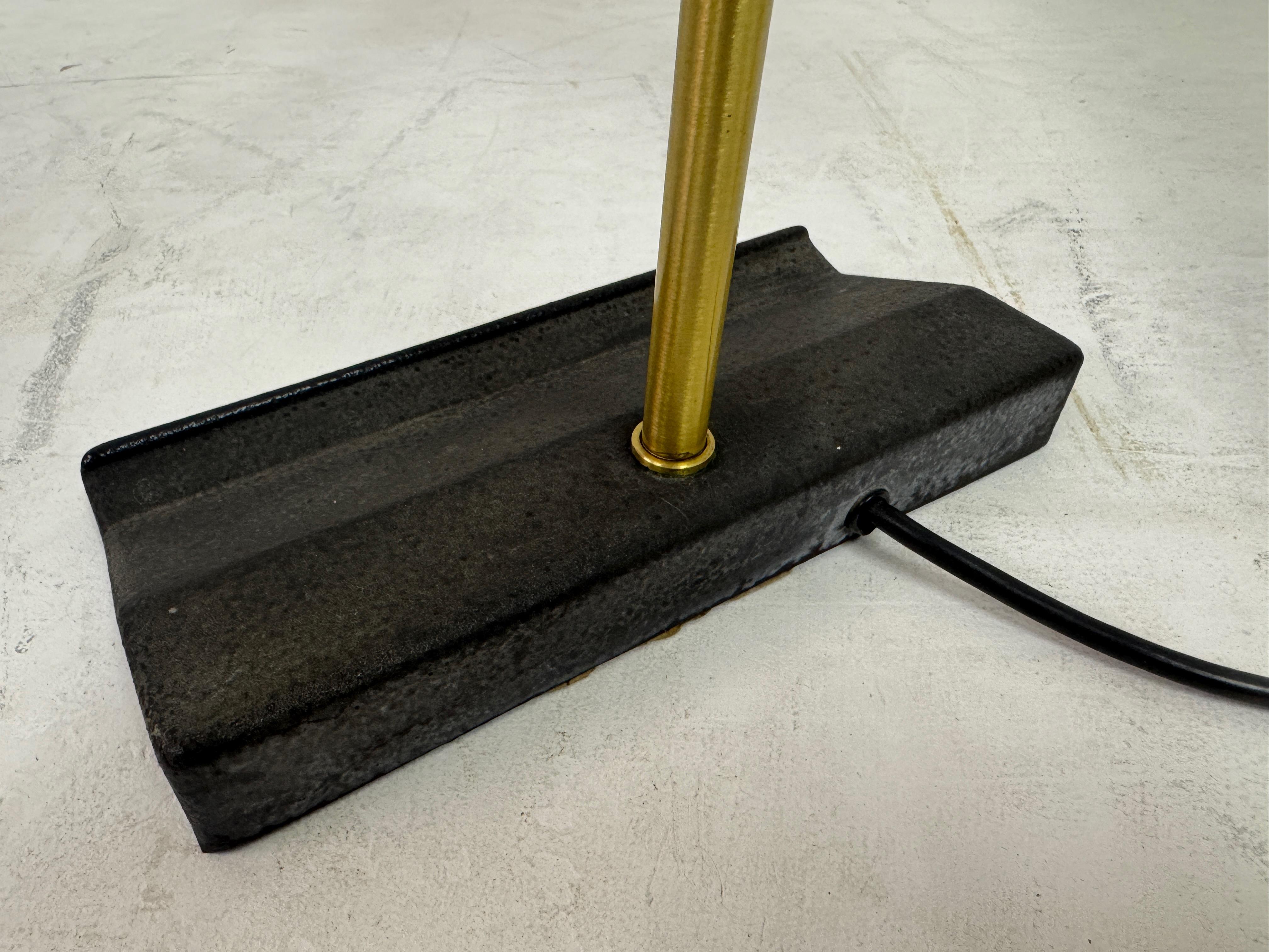 Lampada da scrivania regolabile in ottone e metallo di OMI per Koch & Lowy, anni '70 in vendita 4