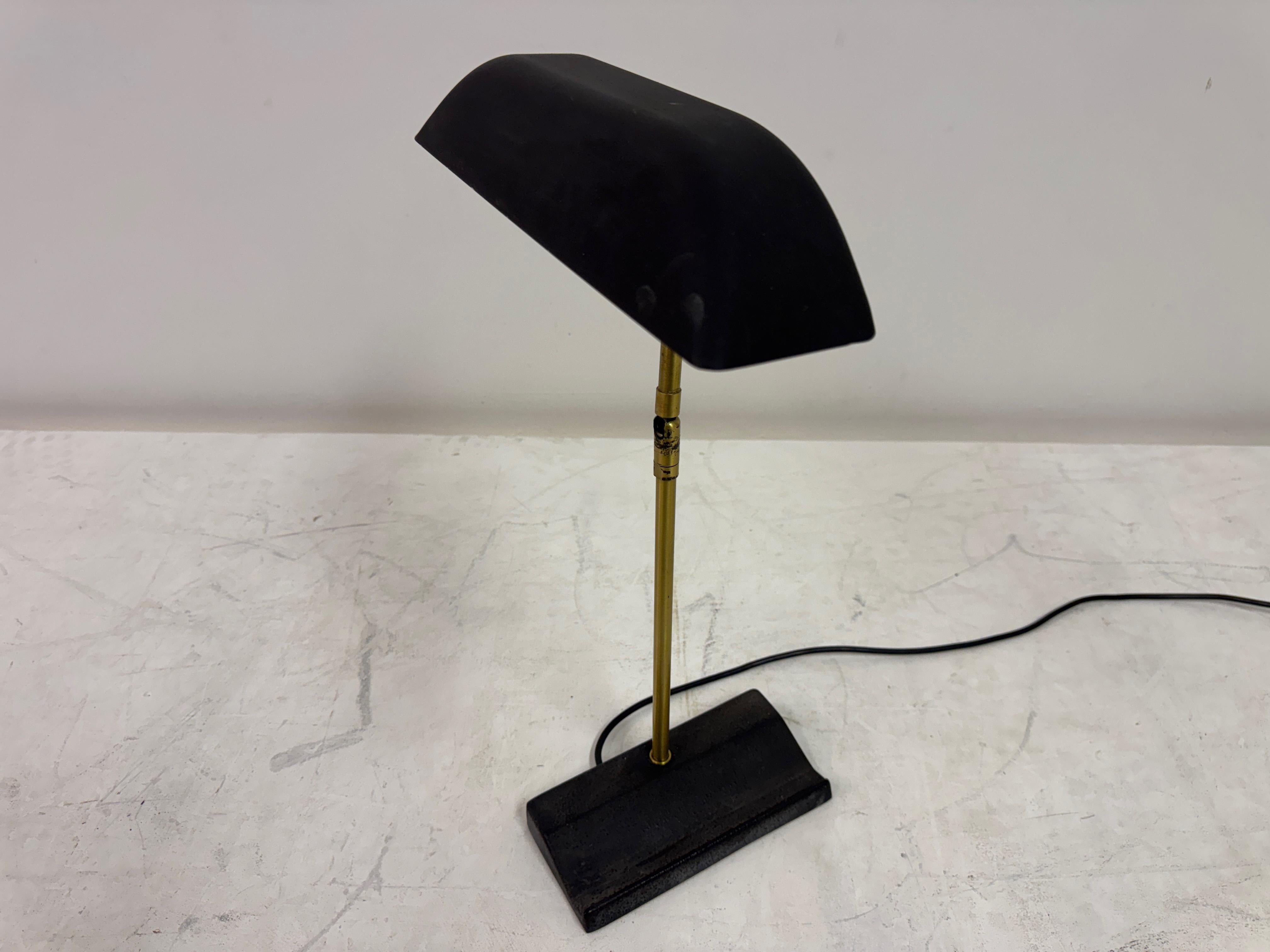 Lampada da scrivania regolabile in ottone e metallo di OMI per Koch & Lowy, anni '70 in vendita 5