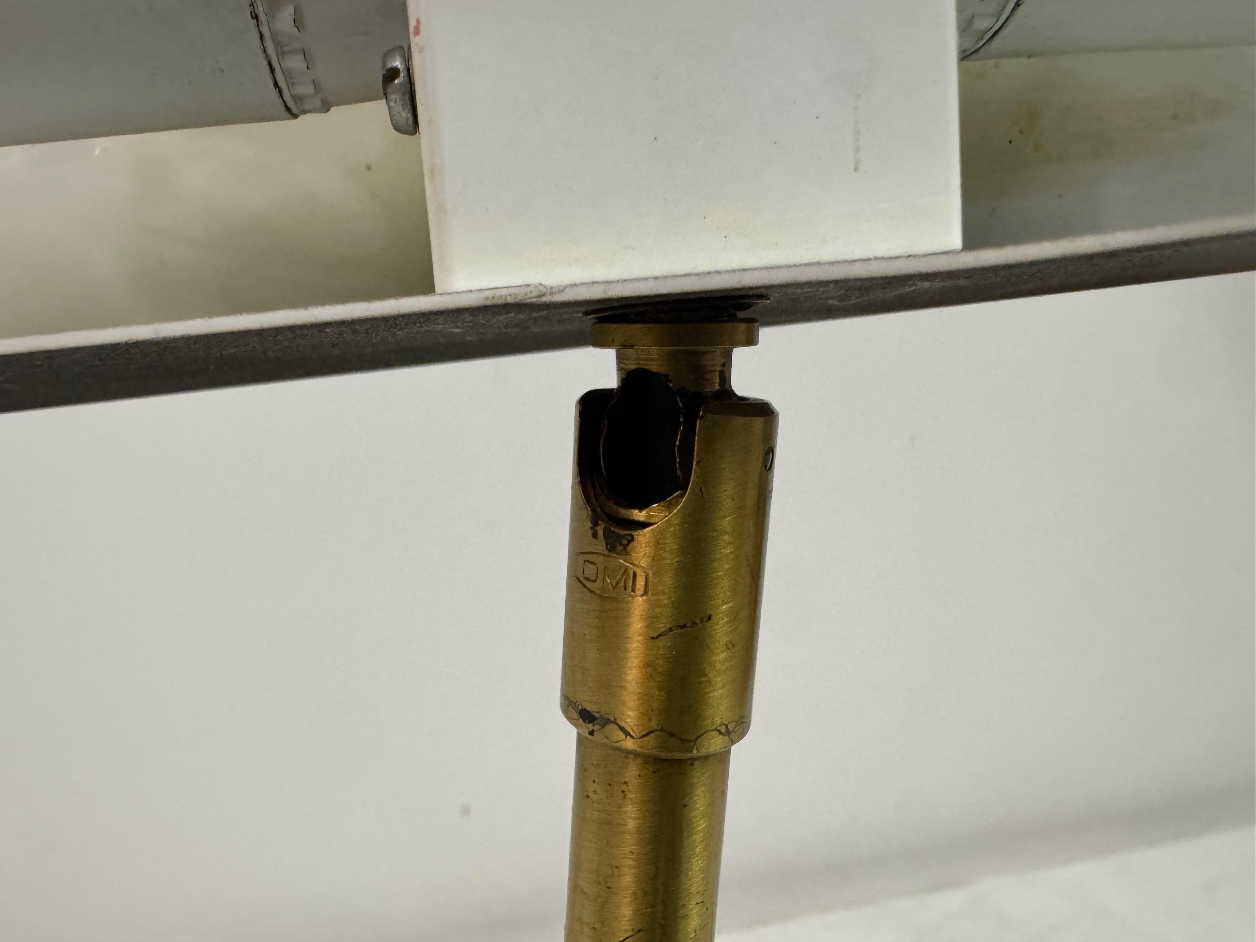 Lampada da scrivania regolabile in ottone e metallo di OMI per Koch & Lowy, anni '70 in vendita 6