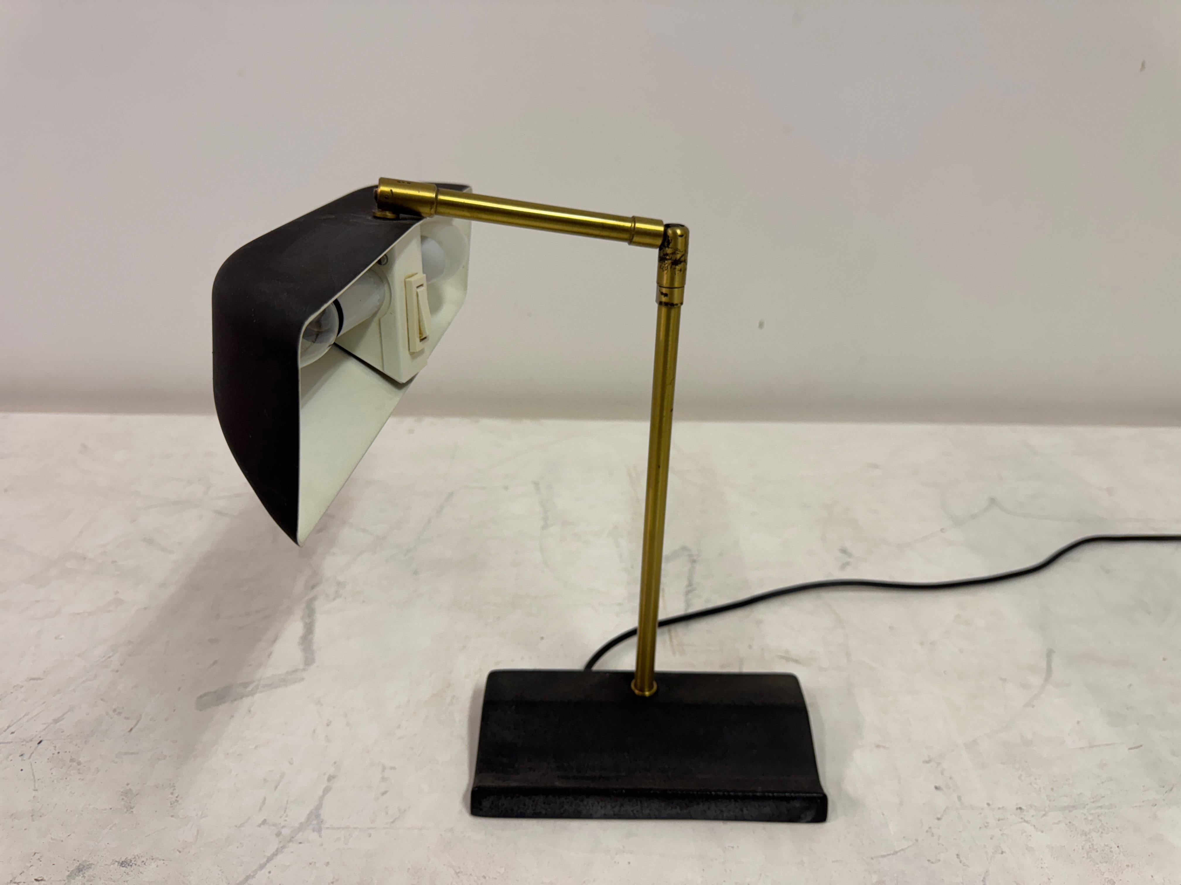 Lampada da scrivania regolabile in ottone e metallo di OMI per Koch & Lowy, anni '70 in vendita 7