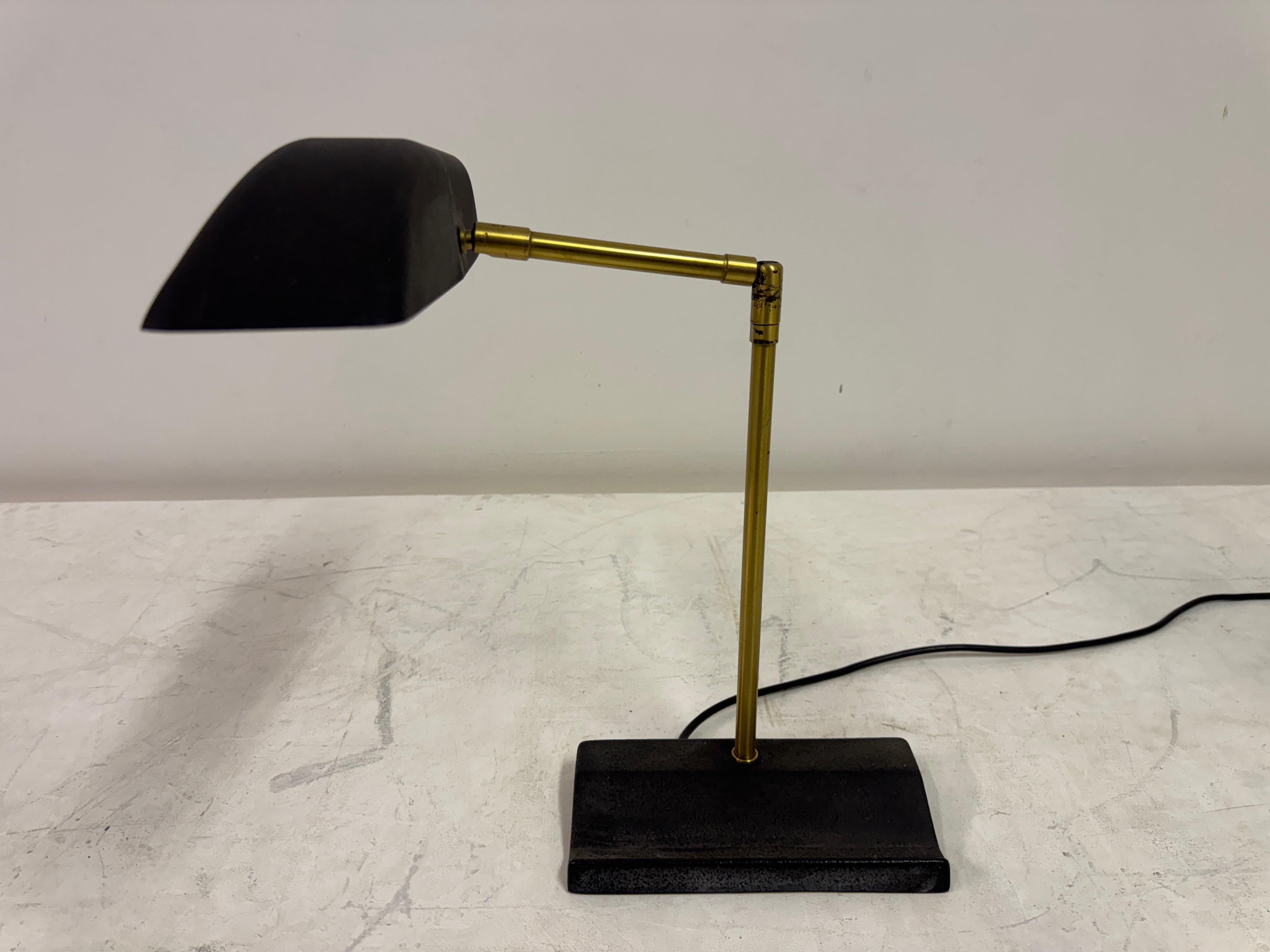 Lampada da scrivania regolabile in ottone e metallo di OMI per Koch & Lowy, anni '70 in vendita 8