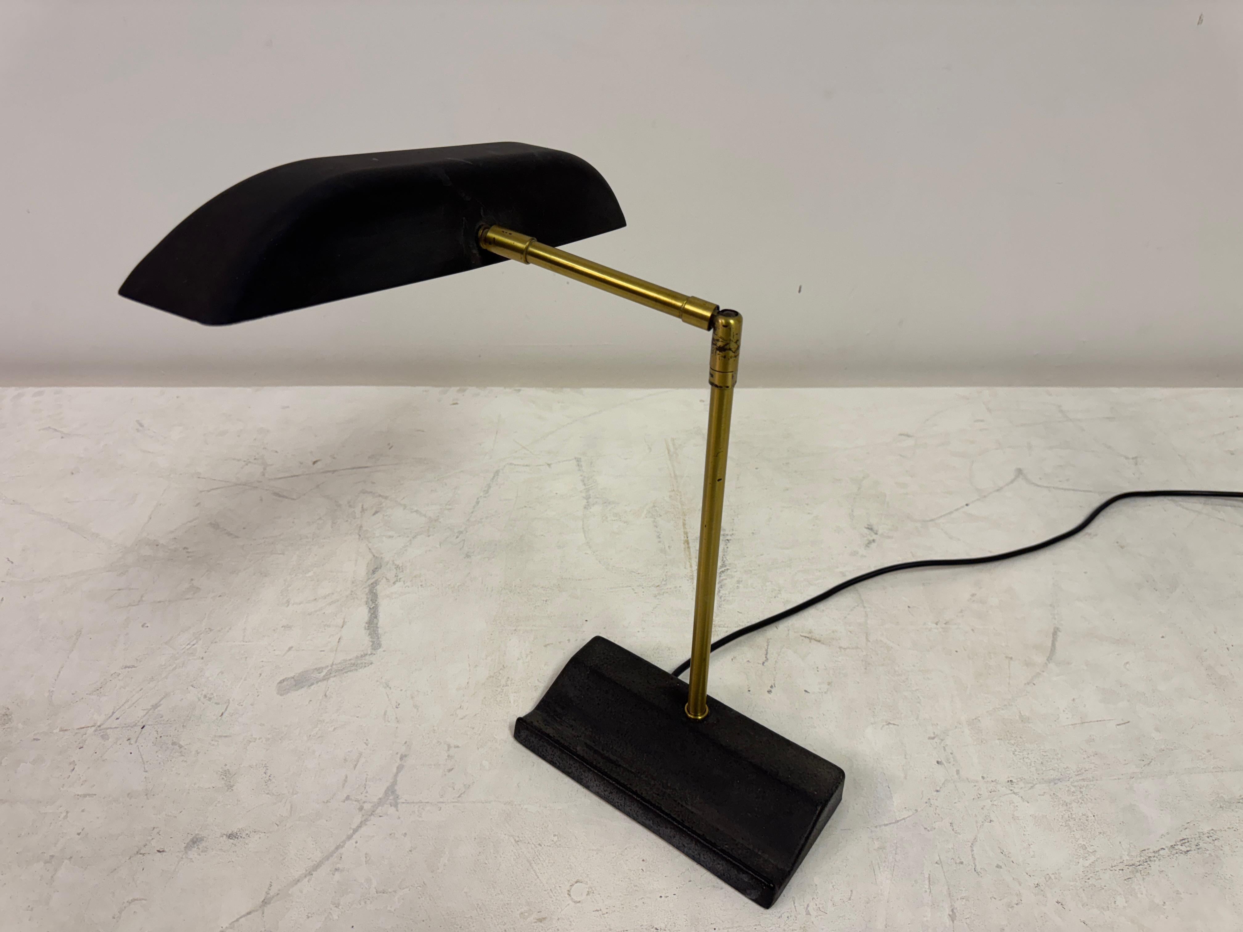 Lampada da scrivania regolabile in ottone e metallo di OMI per Koch & Lowy, anni '70 in vendita 9