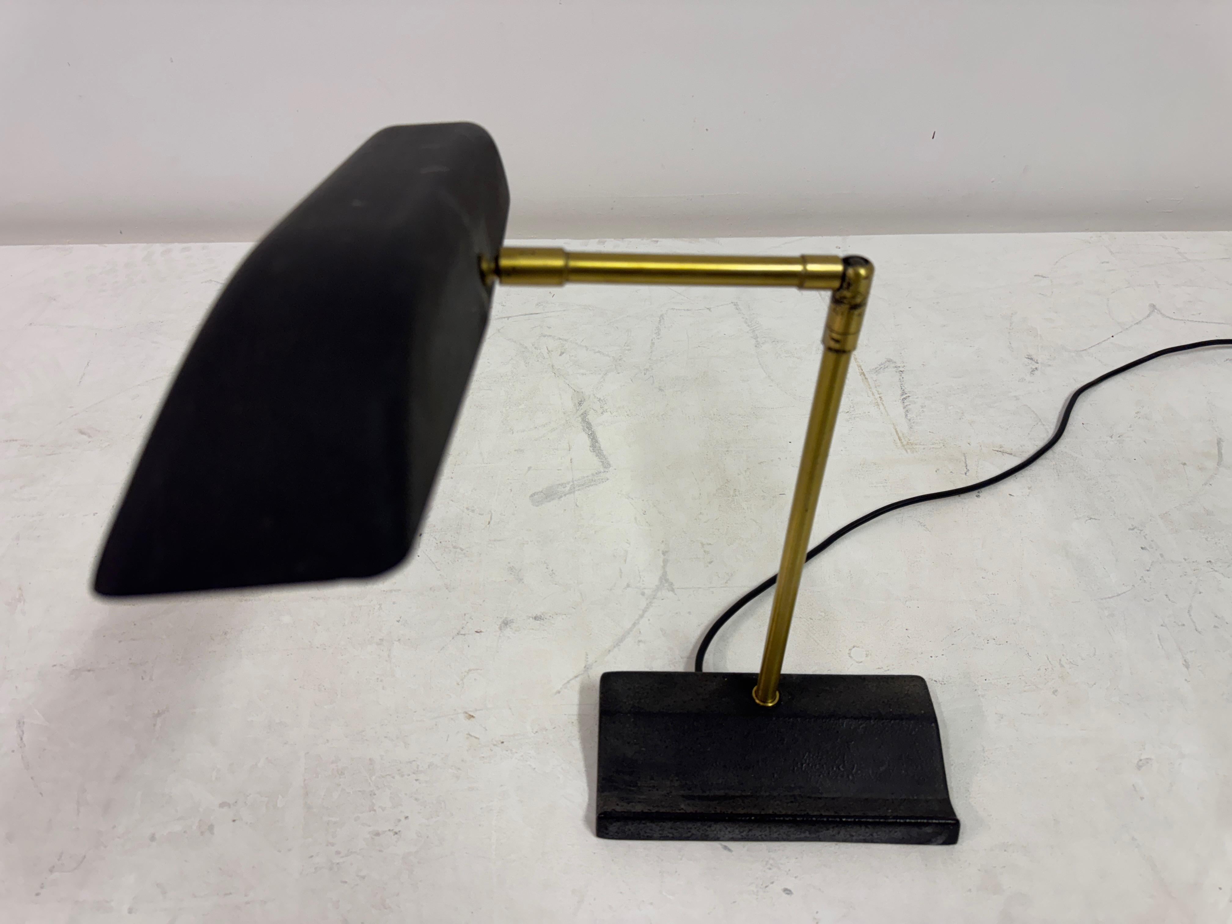 Lampada da scrivania regolabile in ottone e metallo di OMI per Koch & Lowy, anni '70 in vendita 10