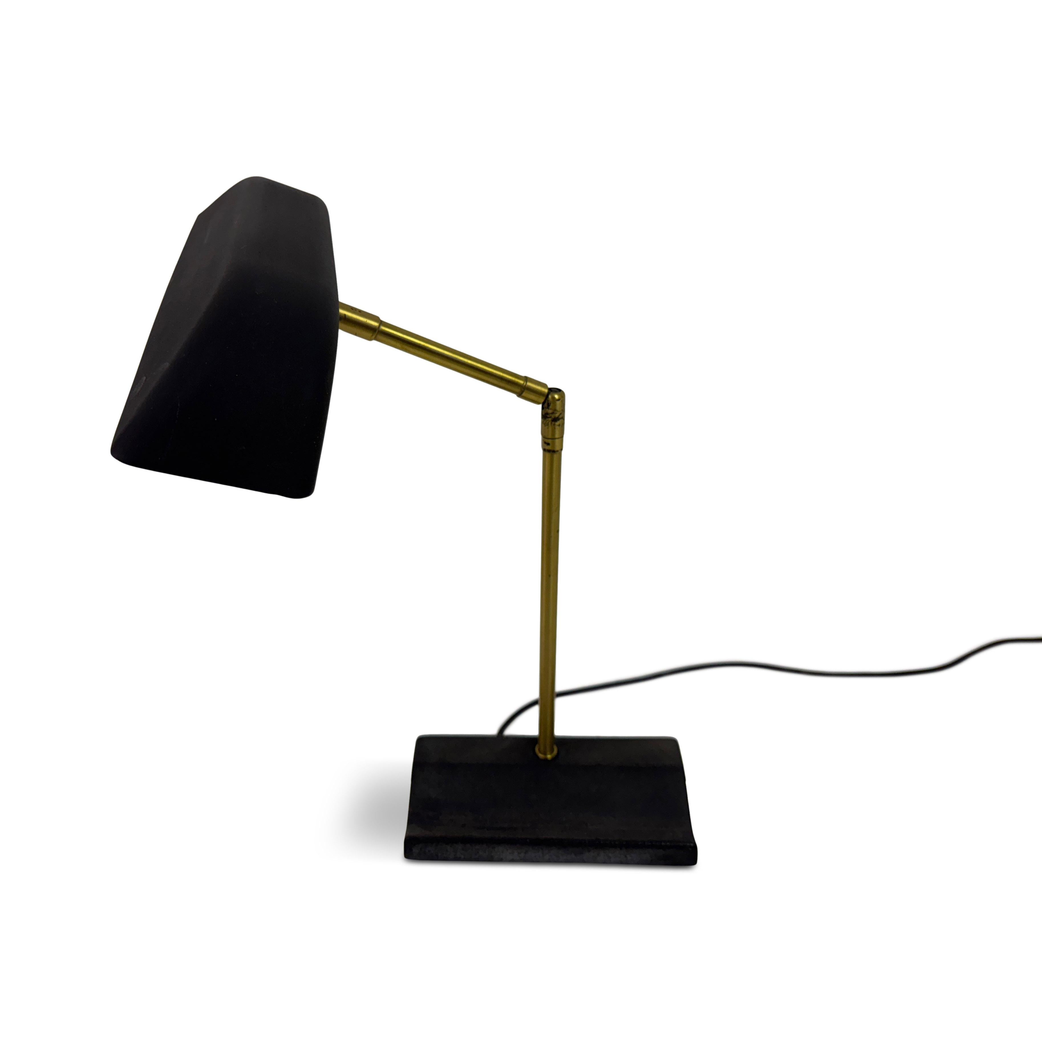 Lampada da scrivania regolabile in ottone e metallo di OMI per Koch & Lowy, anni '70 in vendita 11