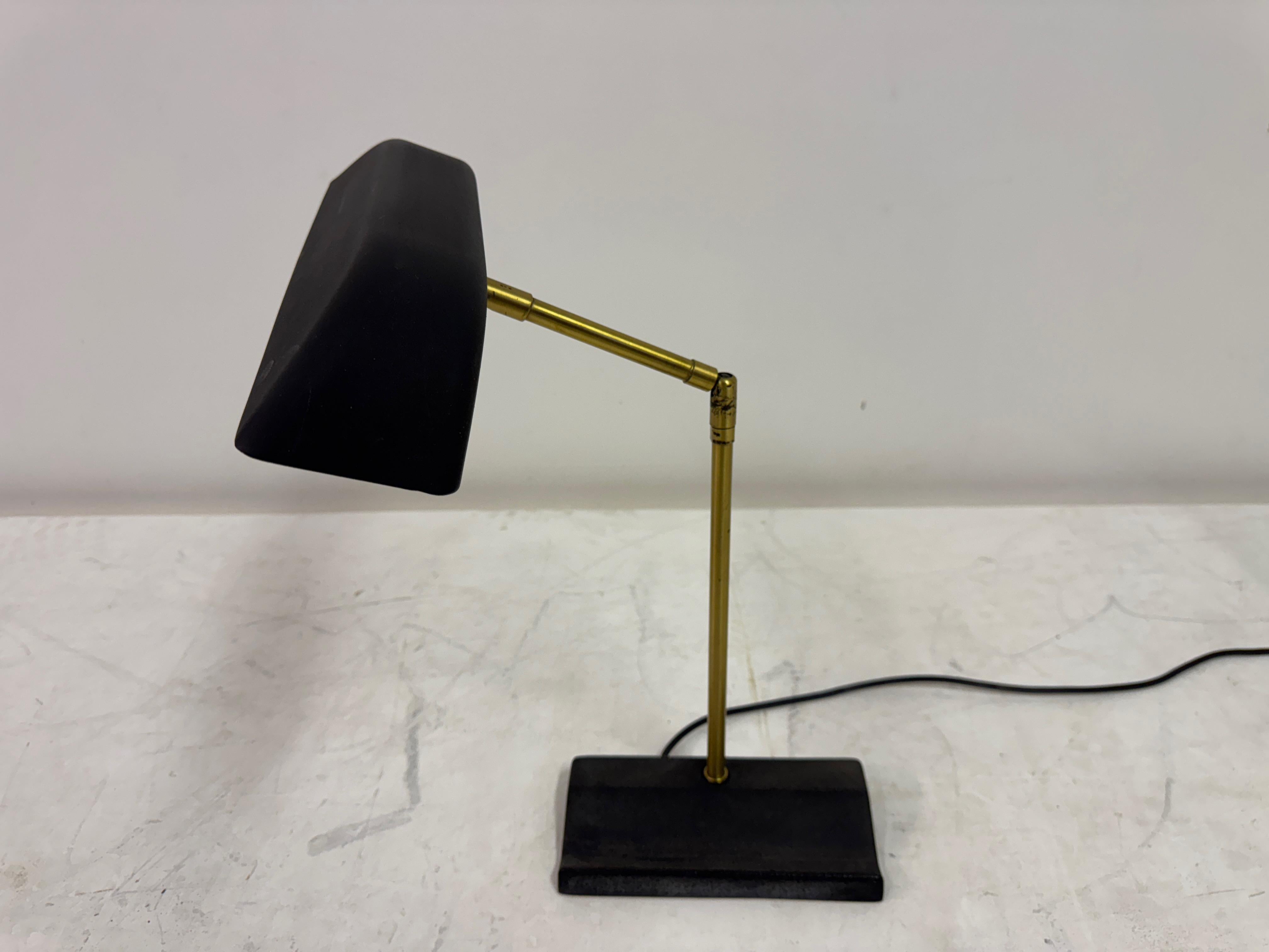 Mid-Century moderno Lampada da scrivania regolabile in ottone e metallo di OMI per Koch & Lowy, anni '70 in vendita