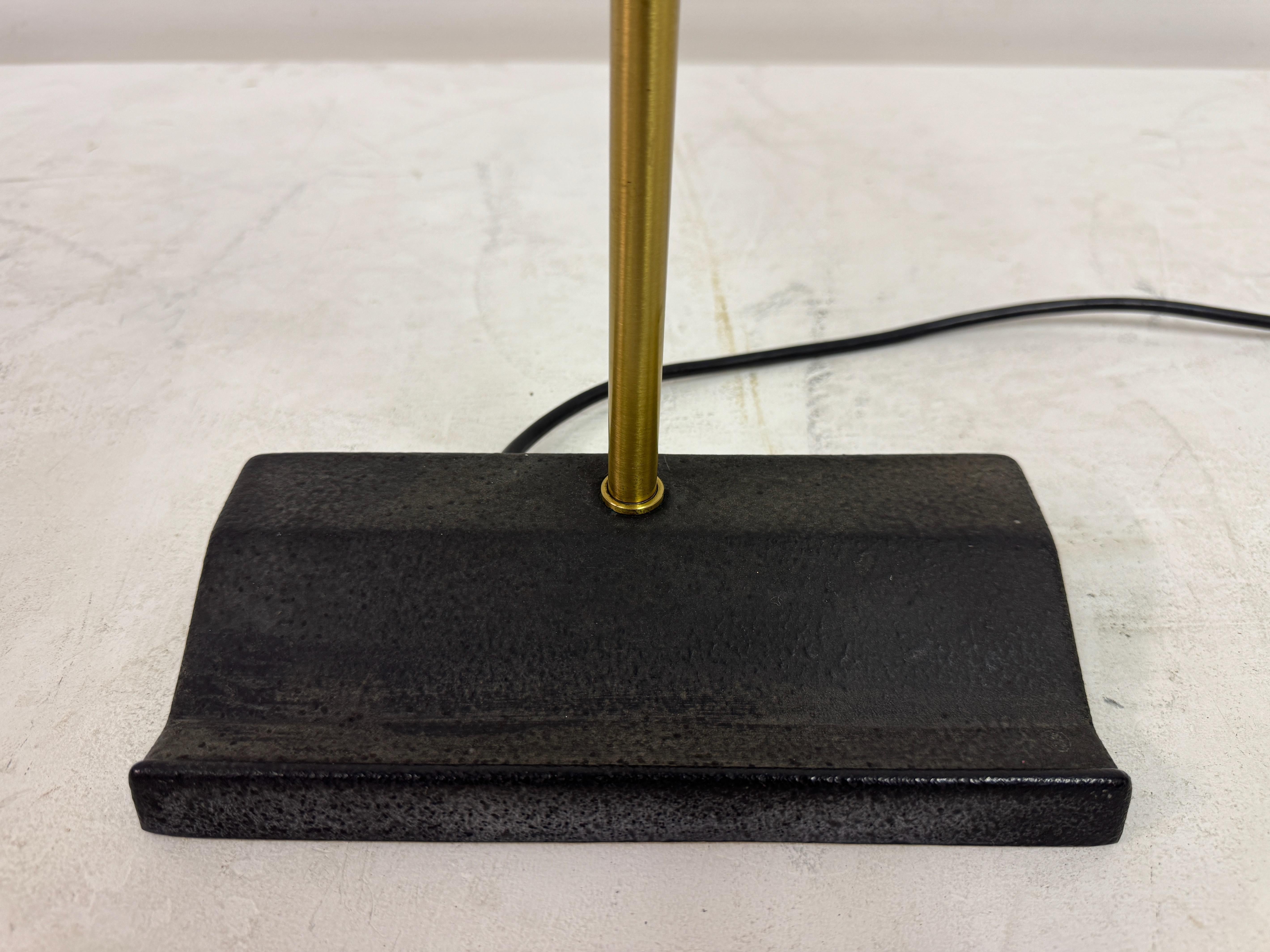 Americano Lampada da scrivania regolabile in ottone e metallo di OMI per Koch & Lowy, anni '70 in vendita