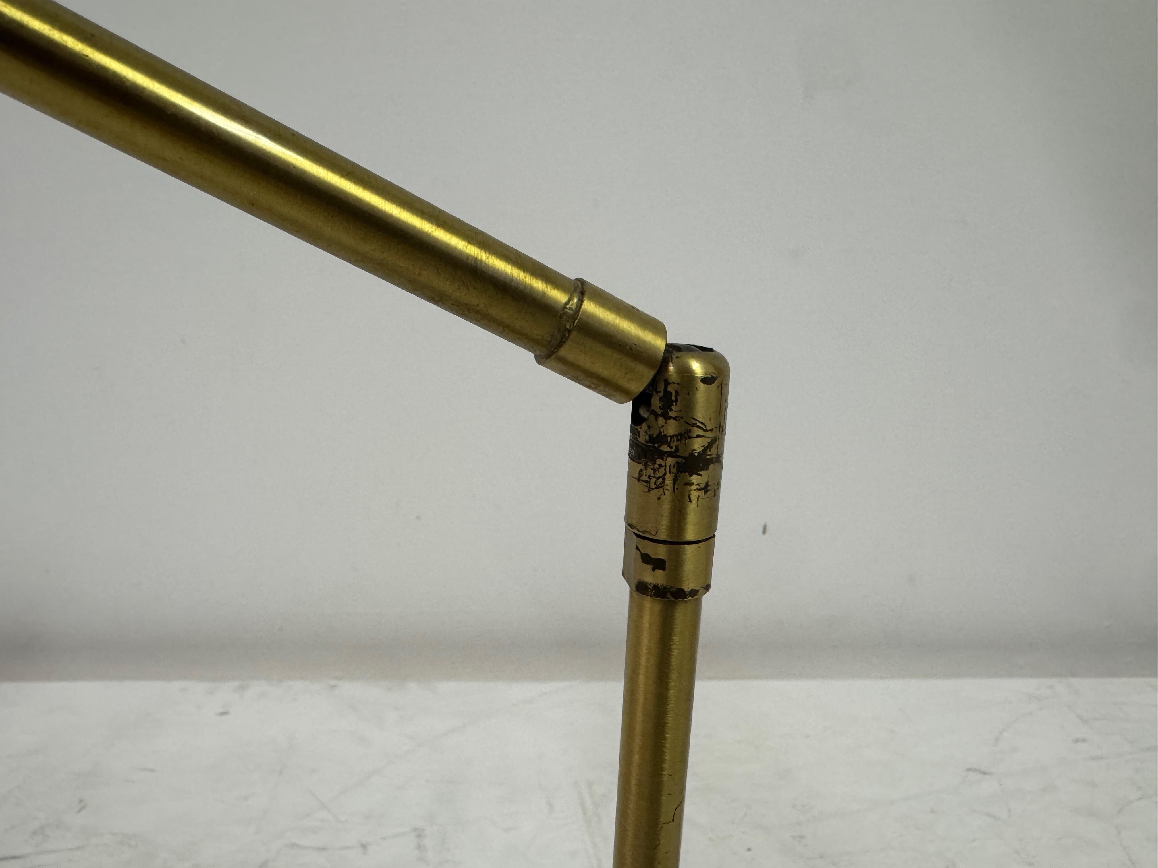 Lampada da scrivania regolabile in ottone e metallo di OMI per Koch & Lowy, anni '70 In condizioni buone in vendita a London, London