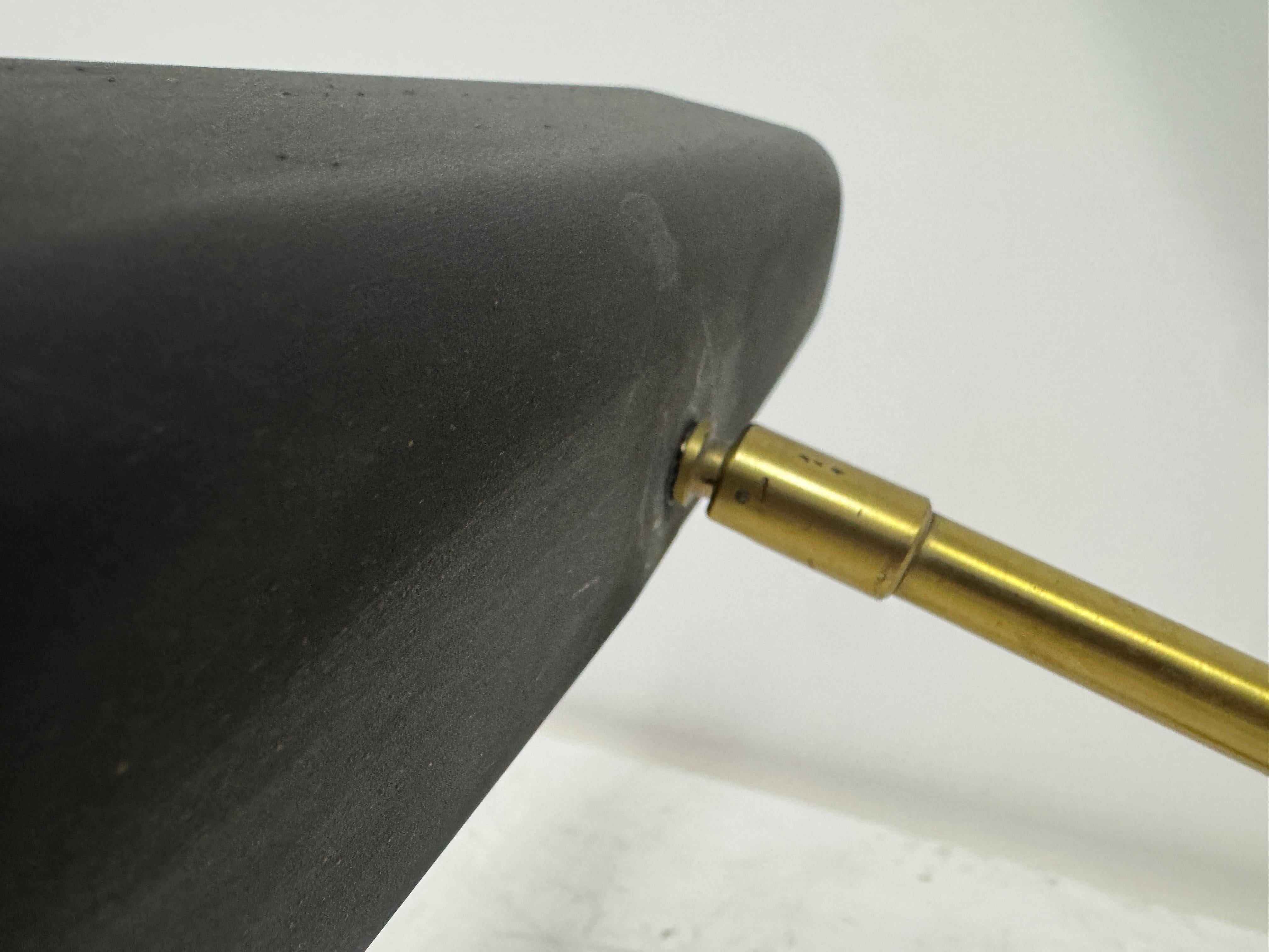 XX secolo Lampada da scrivania regolabile in ottone e metallo di OMI per Koch & Lowy, anni '70 in vendita