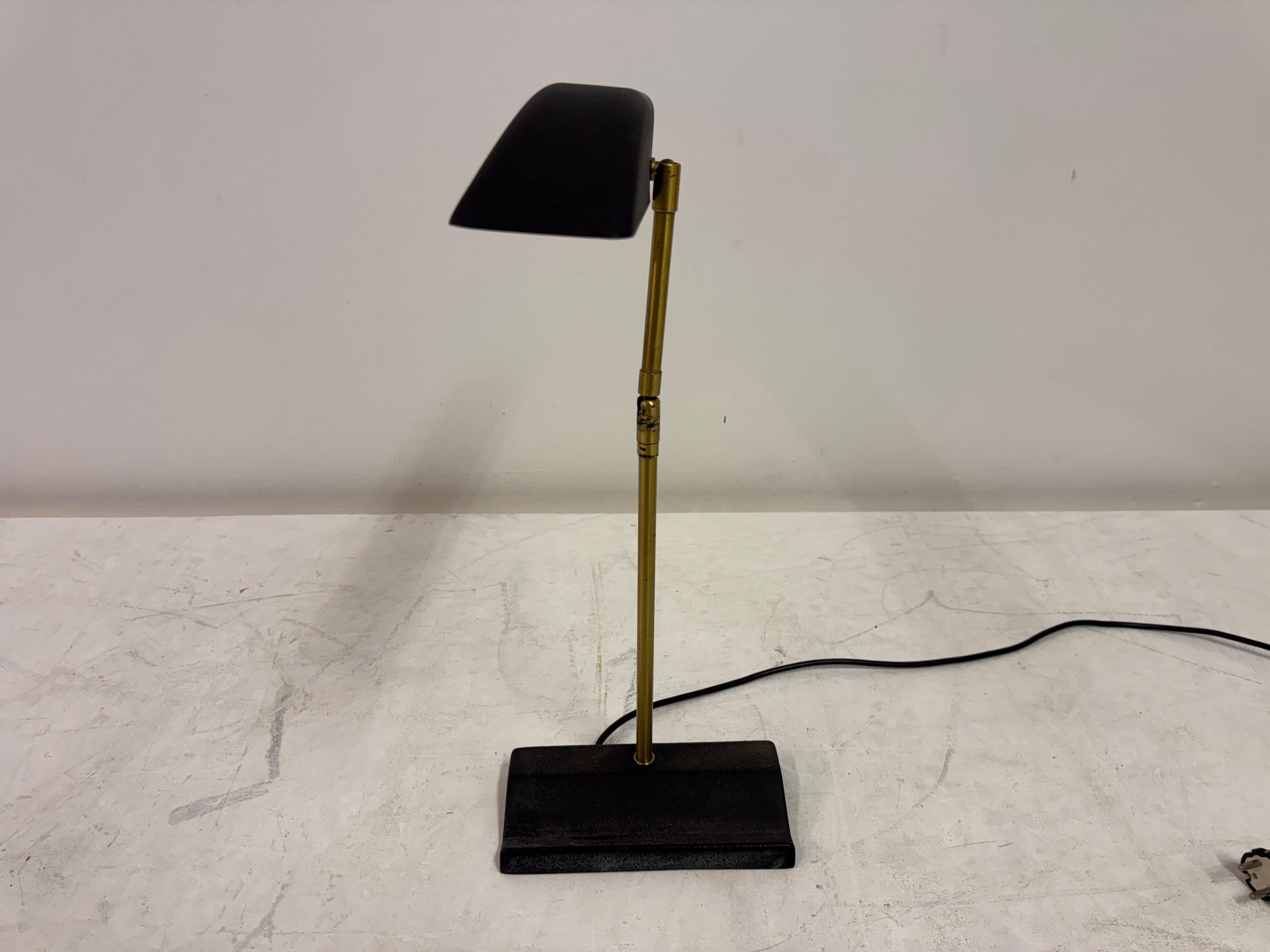 Metallo Lampada da scrivania regolabile in ottone e metallo di OMI per Koch & Lowy, anni '70 in vendita