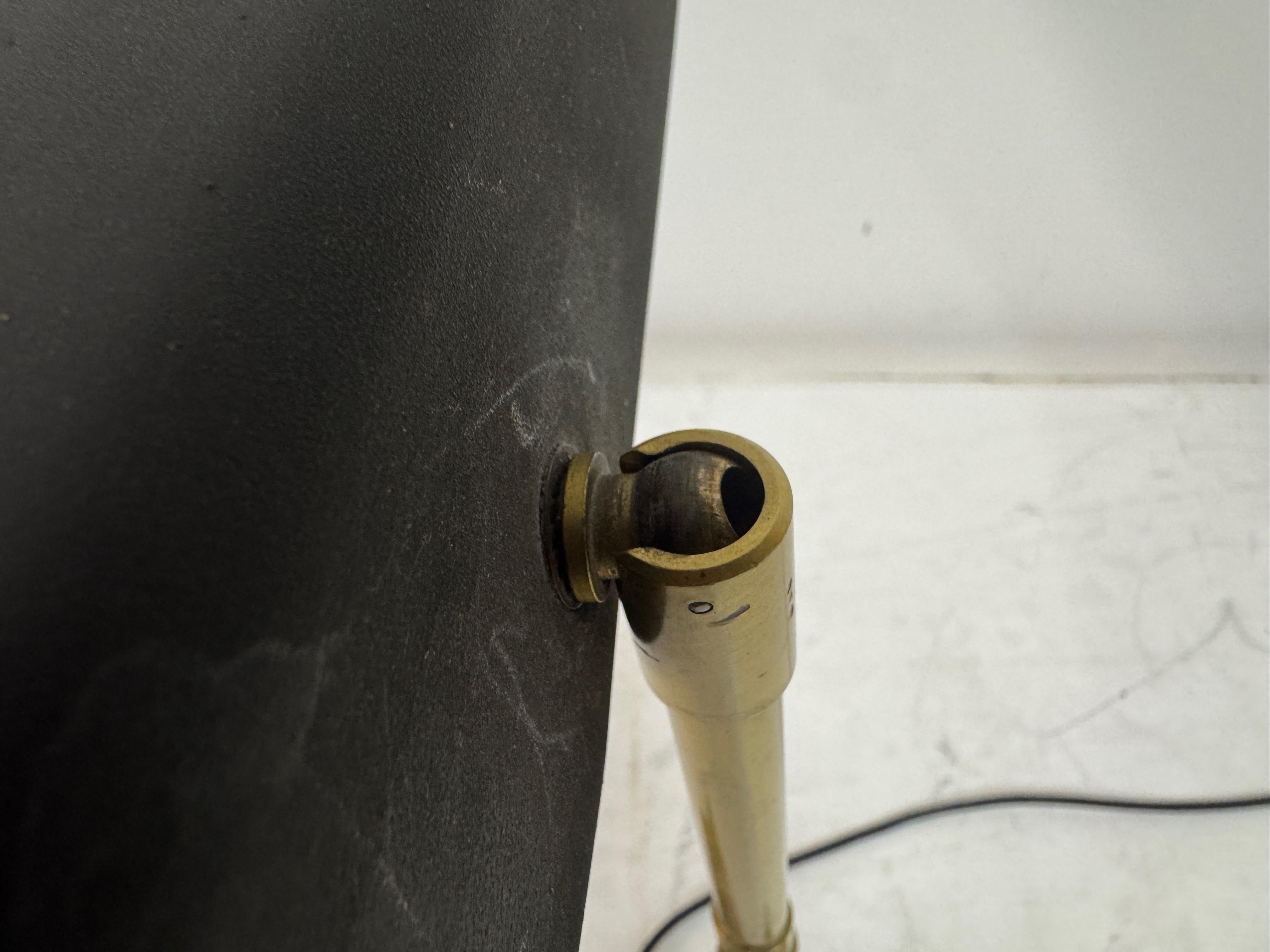 Lampada da scrivania regolabile in ottone e metallo di OMI per Koch & Lowy, anni '70 in vendita 1