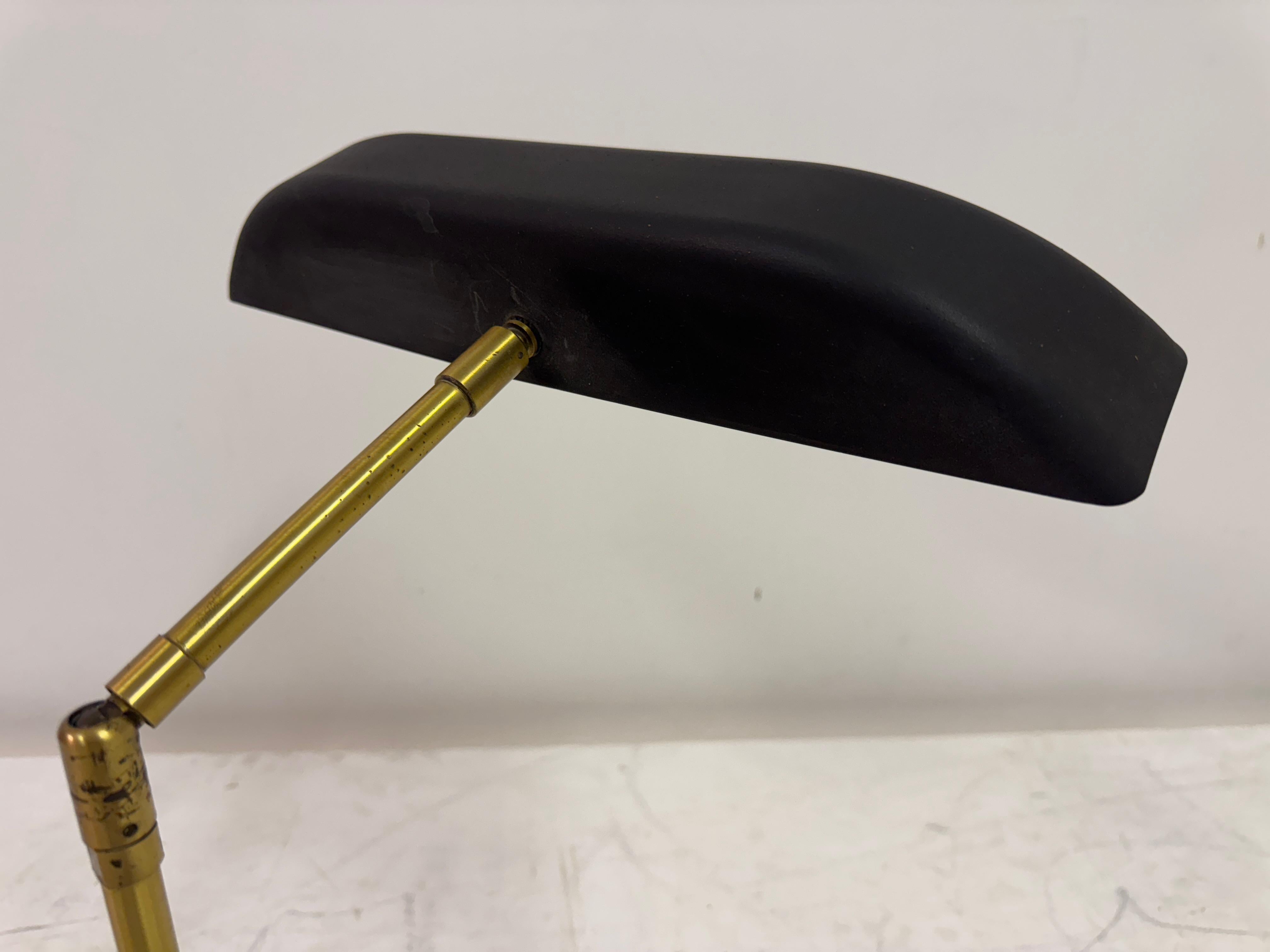 Lampada da scrivania regolabile in ottone e metallo di OMI per Koch & Lowy, anni '70 in vendita 2