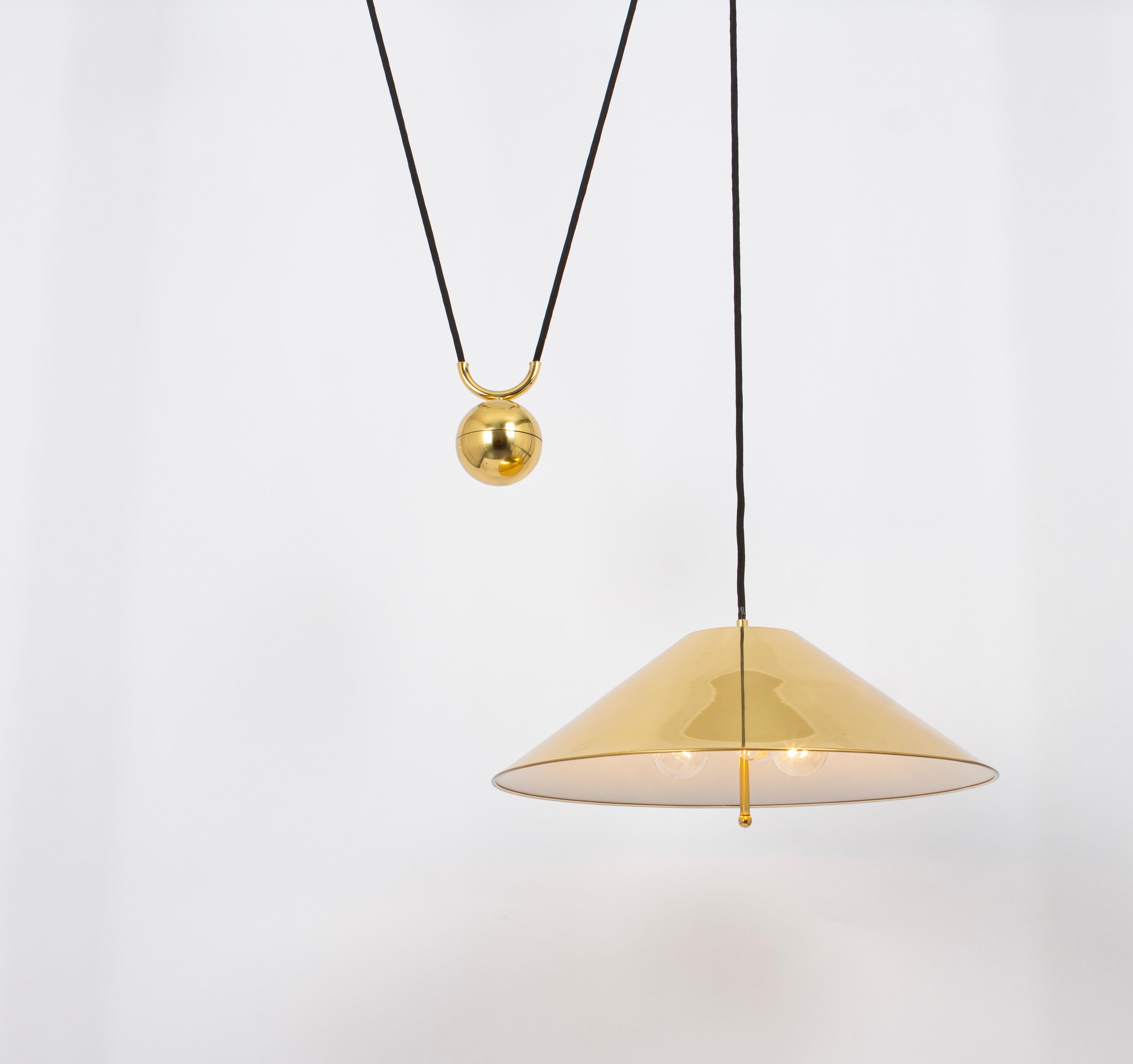 Stupendo grande pendente in ottone con contrappeso regolabile nello stile di Florian Schulz, Germania, anni '70

Un contrappeso a sfera in metallo pesante e una cupola in ottone. Cavo in tessuto.
Buone condizioni vintage, con piccoli segni dell'età