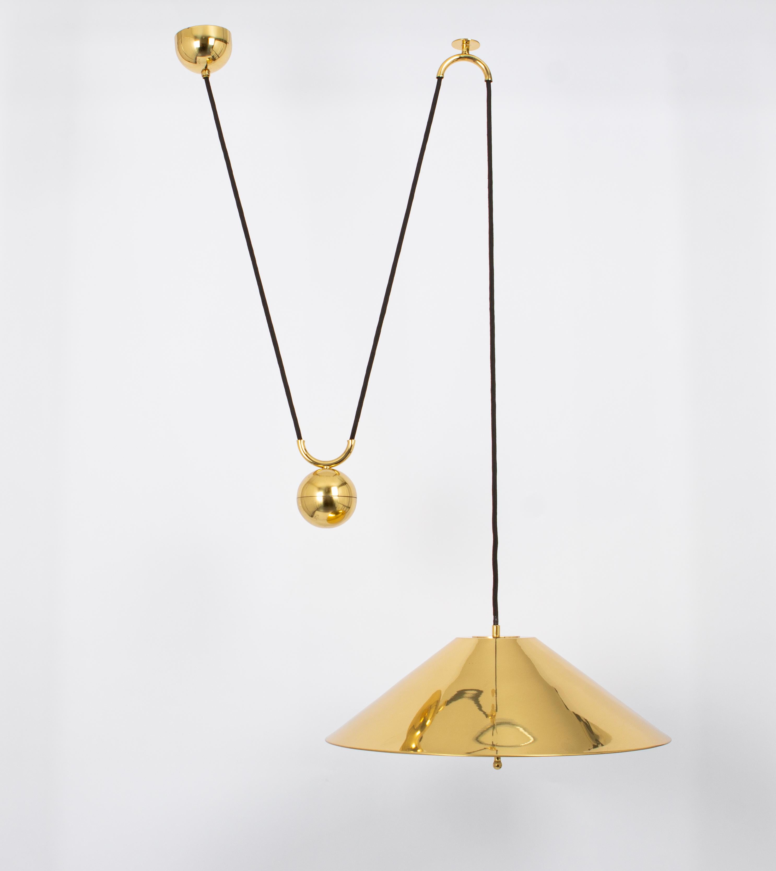 Mid-Century moderno Lampada a sospensione regolabile a contrappeso in ottone nello stile di Florian Schulz, Germania in vendita