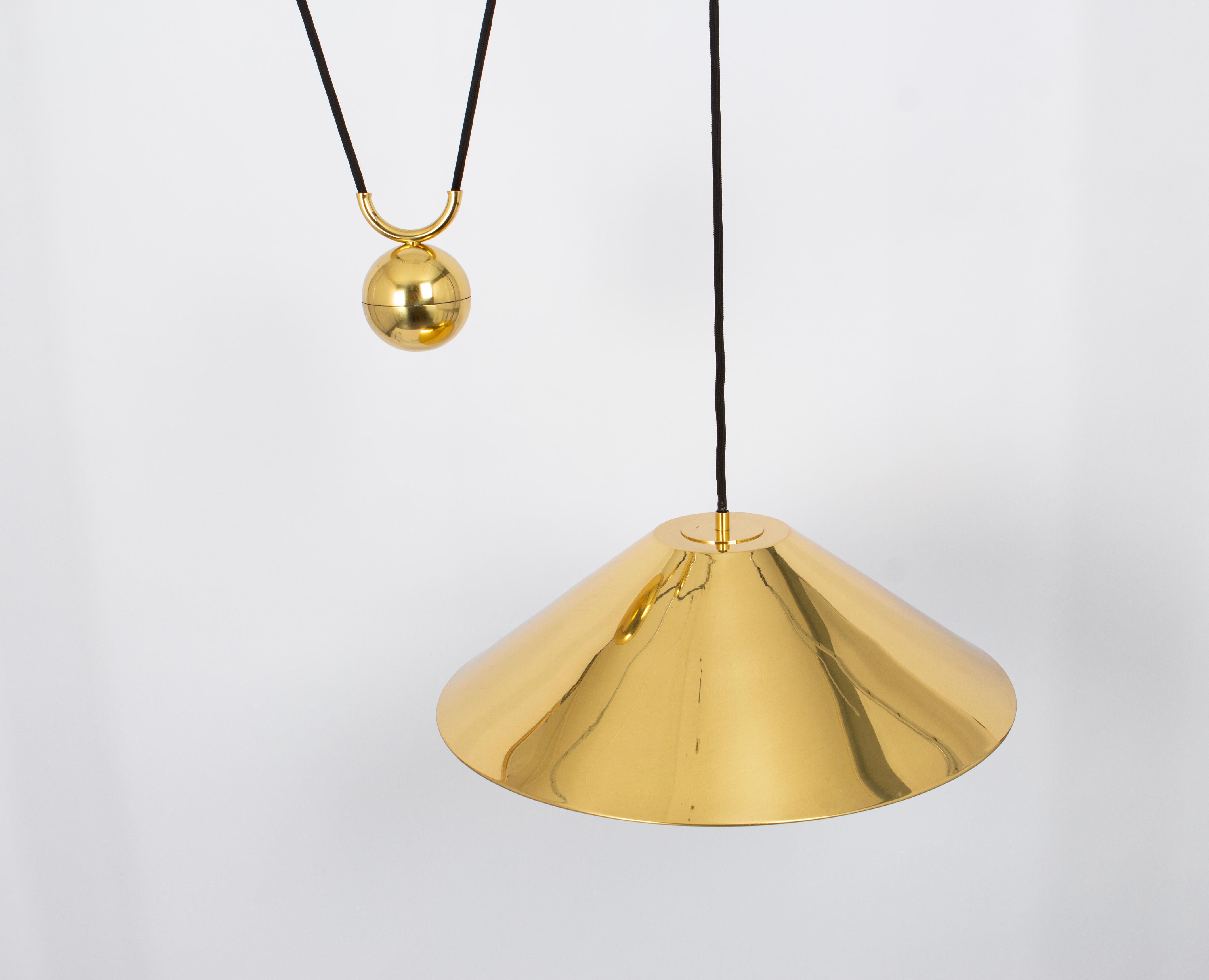 Lampada a sospensione regolabile a contrappeso in ottone nello stile di Florian Schulz, Germania In condizioni buone in vendita a Aachen, NRW