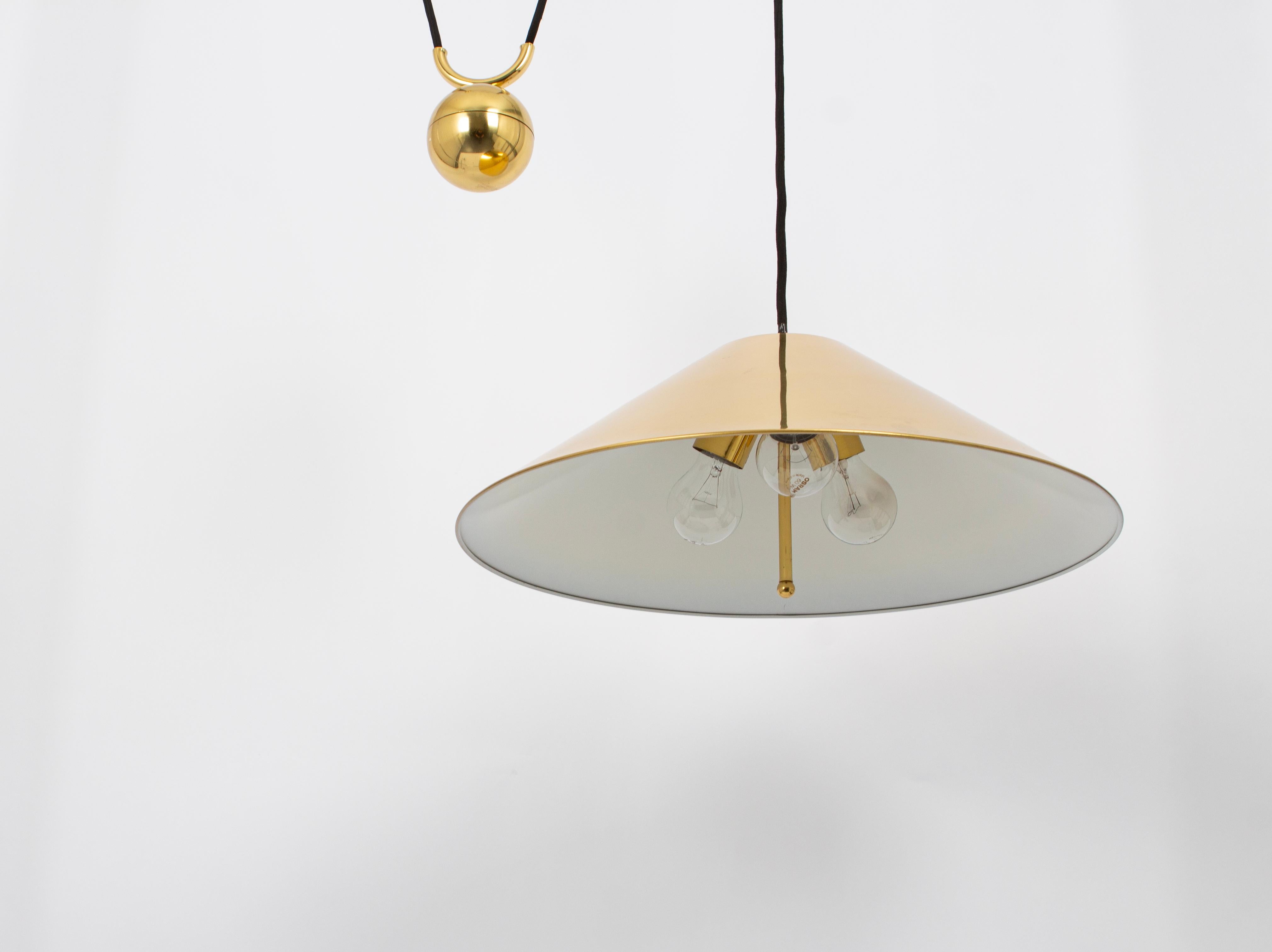 Fine XX secolo Lampada a sospensione regolabile a contrappeso in ottone nello stile di Florian Schulz, Germania in vendita