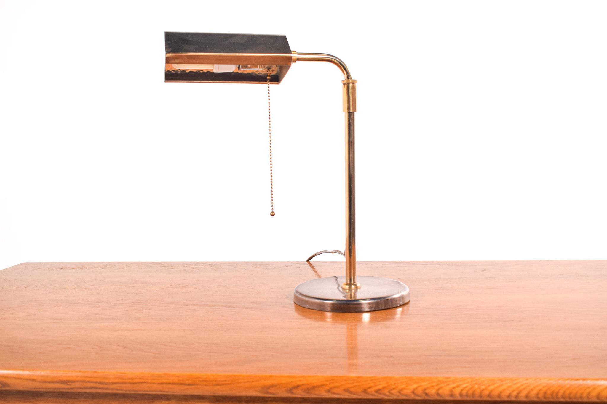 Adjustable desk lamp made by Keknudt, round base, brushed brass. Period: 1970s, 1980s – Hollywood Regency. Manufacturer by Deknudt Lighting. Deknudt Lighting is a family owned business since 1956 and started by Armand Deknudt with the production of