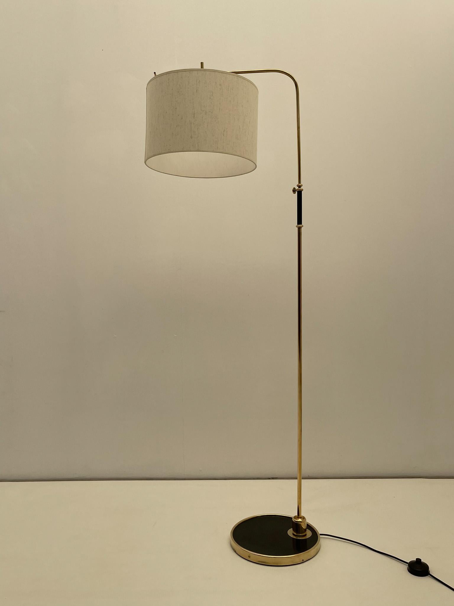 Diese raffinierte französische Stehlampe aus den 1970er Jahren hat einen eleganten Messingrahmen mit einem verstellbaren Arm, der eine flexible Beleuchtung ermöglicht. Kürzlich mit einem neuen Farbton aktualisiert, verbindet sie Vintage-Charme mit