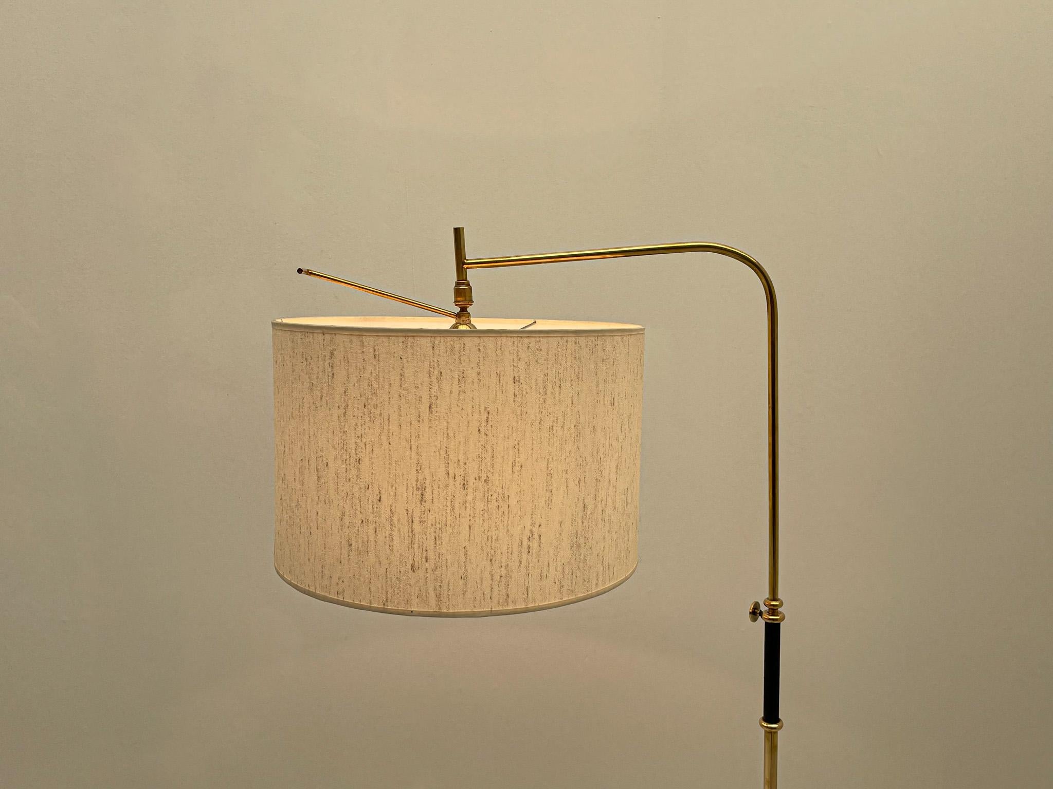 Verstellbare Stehlampe aus Messing, Frankreich, 1970 im Zustand „Gut“ im Angebot in Brussels, BE