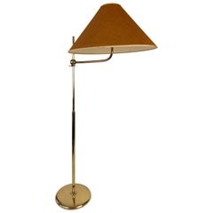 Verstellbare Stehlampe aus Messing von J. T. Kalmar:: hergestellt in den 1960er Jahren