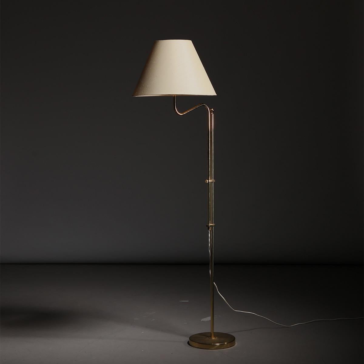 Adjustable brass floor lamp, model G132, made by Bergboms in Sweden, 1970s.

This floor lamp features a beautiful sculptural stem in brass with a mechanism allowing the lamp's height to be easily adjusted. The lamp of course also features a large