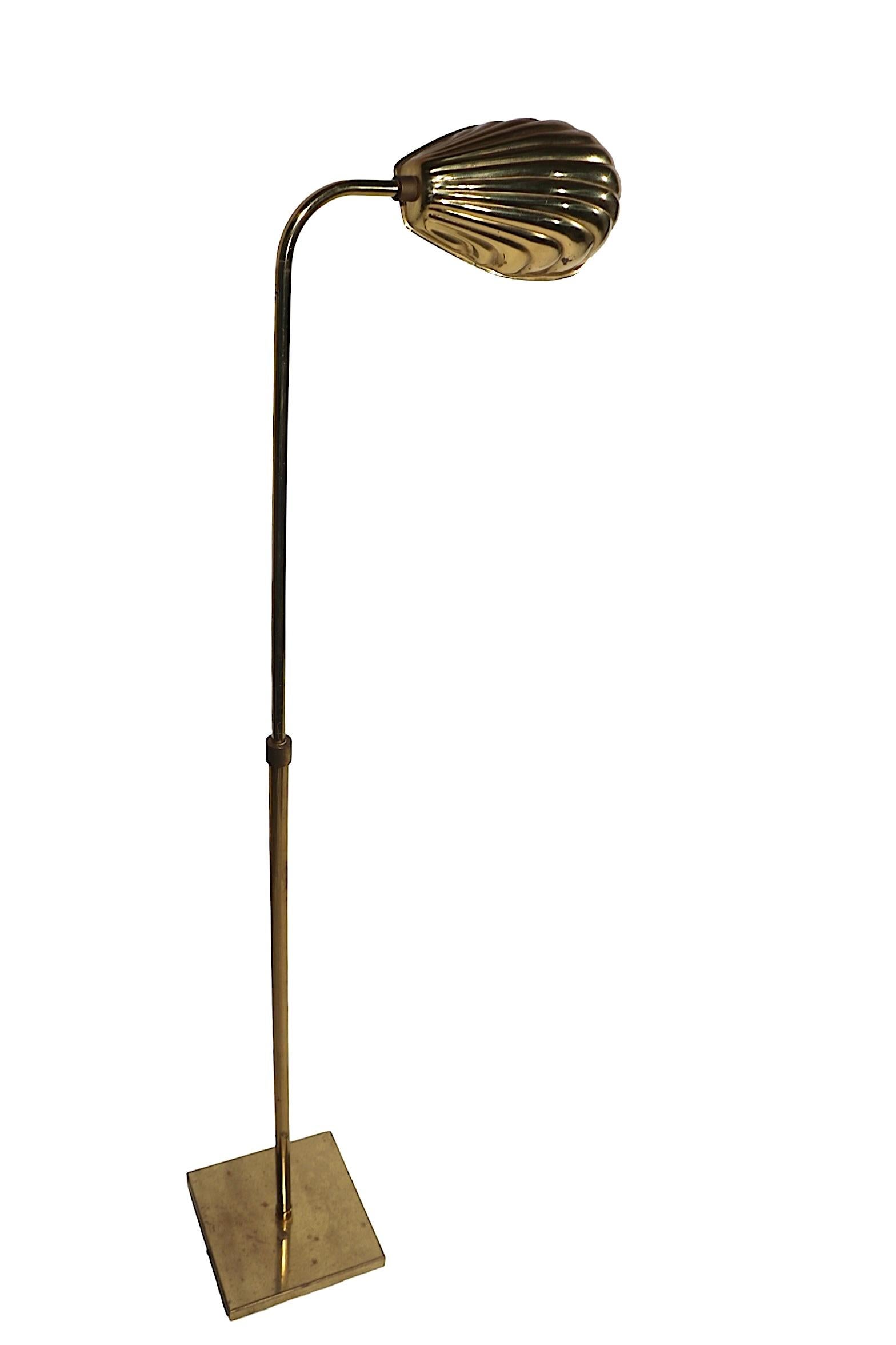 Verstellbare Stehlampe aus Messing mit Clamshell Hood Shade um 1970 im Angebot 4
