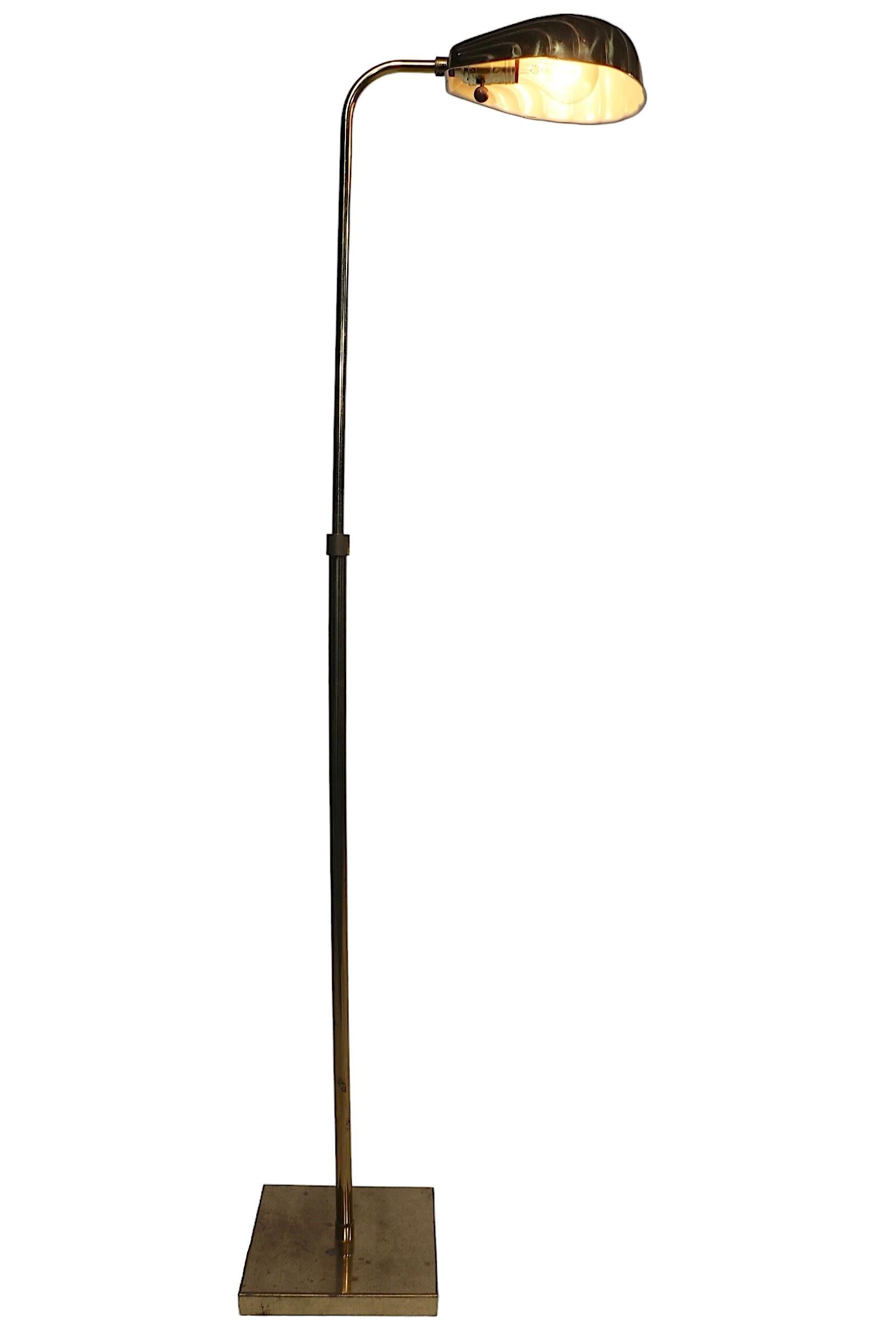Verstellbare Stehlampe aus Messing mit Clamshell Hood Shade um 1970 im Angebot 7
