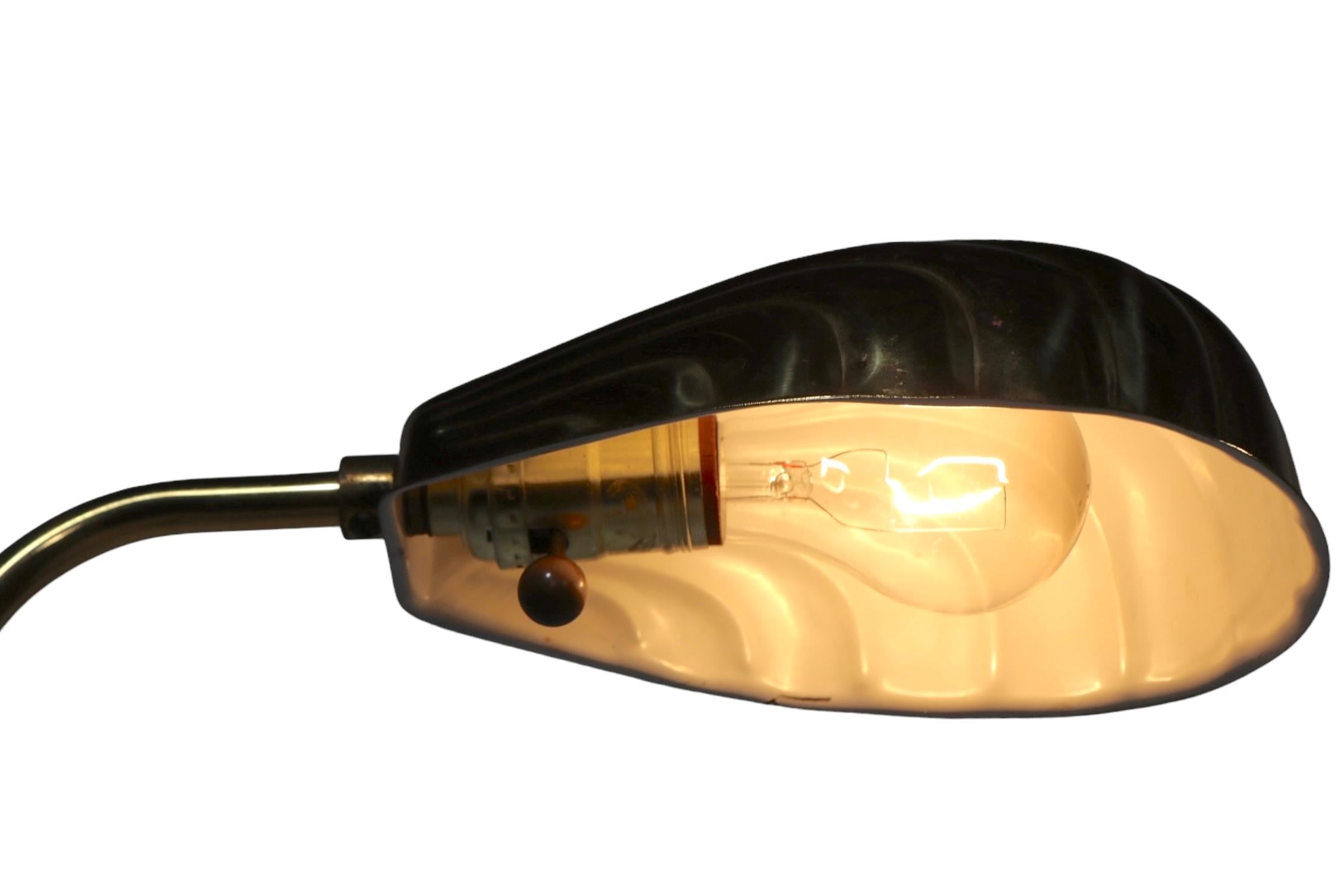 Verstellbare Stehlampe aus Messing mit Clamshell Hood Shade um 1970 im Angebot 8