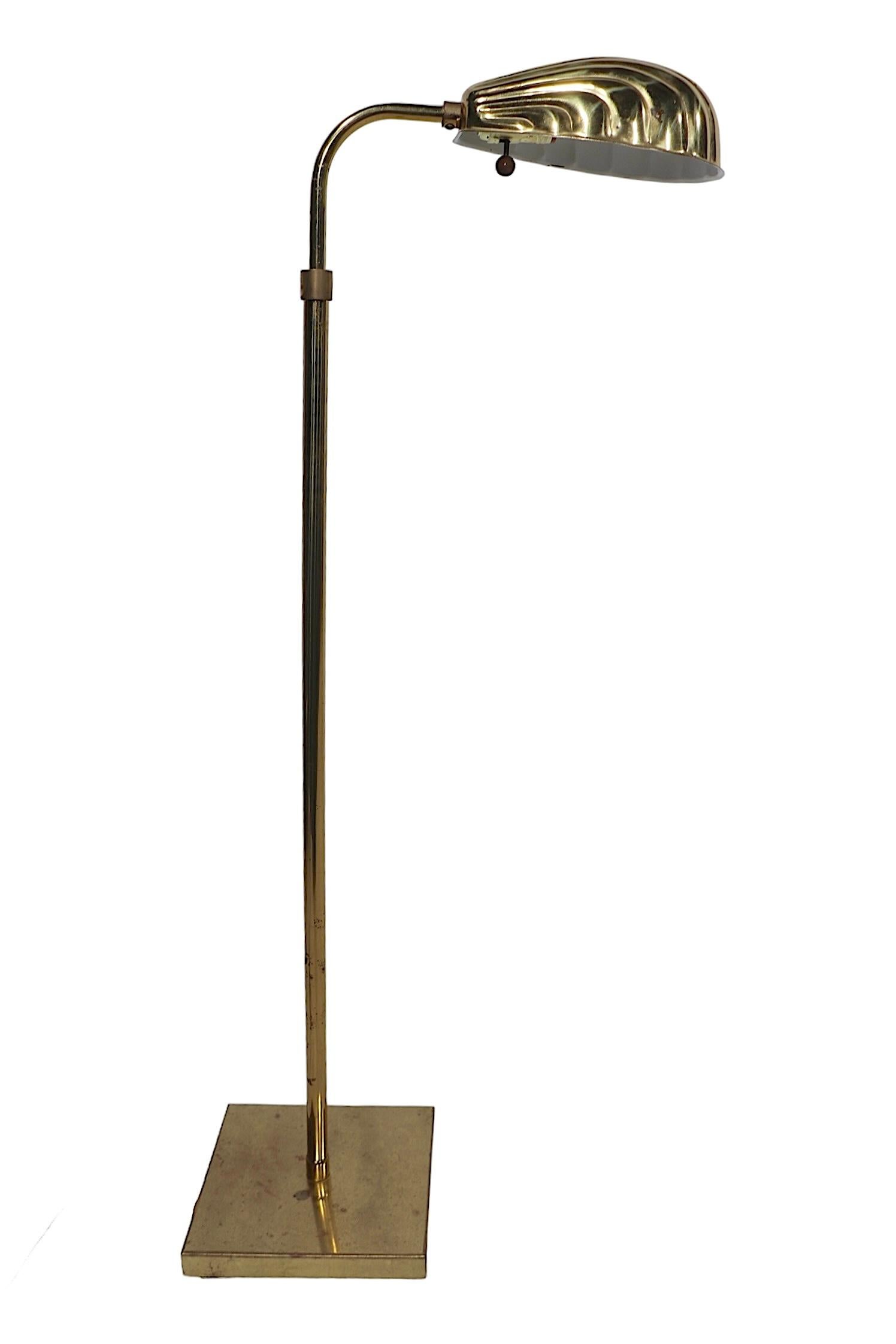 Verstellbare Stehlampe aus Messing mit Clamshell Hood Shade um 1970 im Angebot 9
