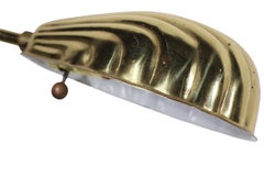 Lámpara de pie regulable de latón con pantalla bivalva c 1970's