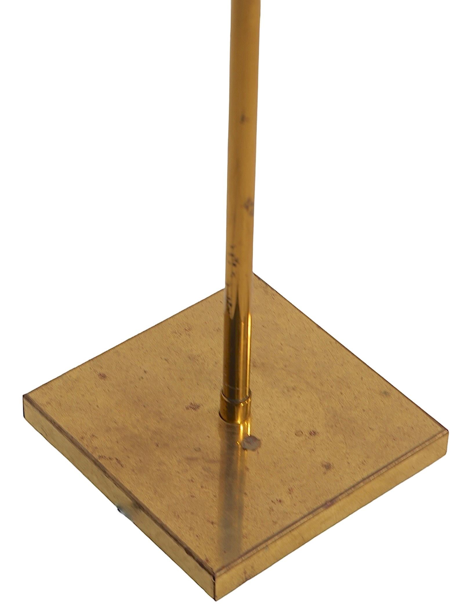 Verstellbare Stehlampe aus Messing mit Clamshell Hood Shade um 1970 (Hollywood Regency) im Angebot