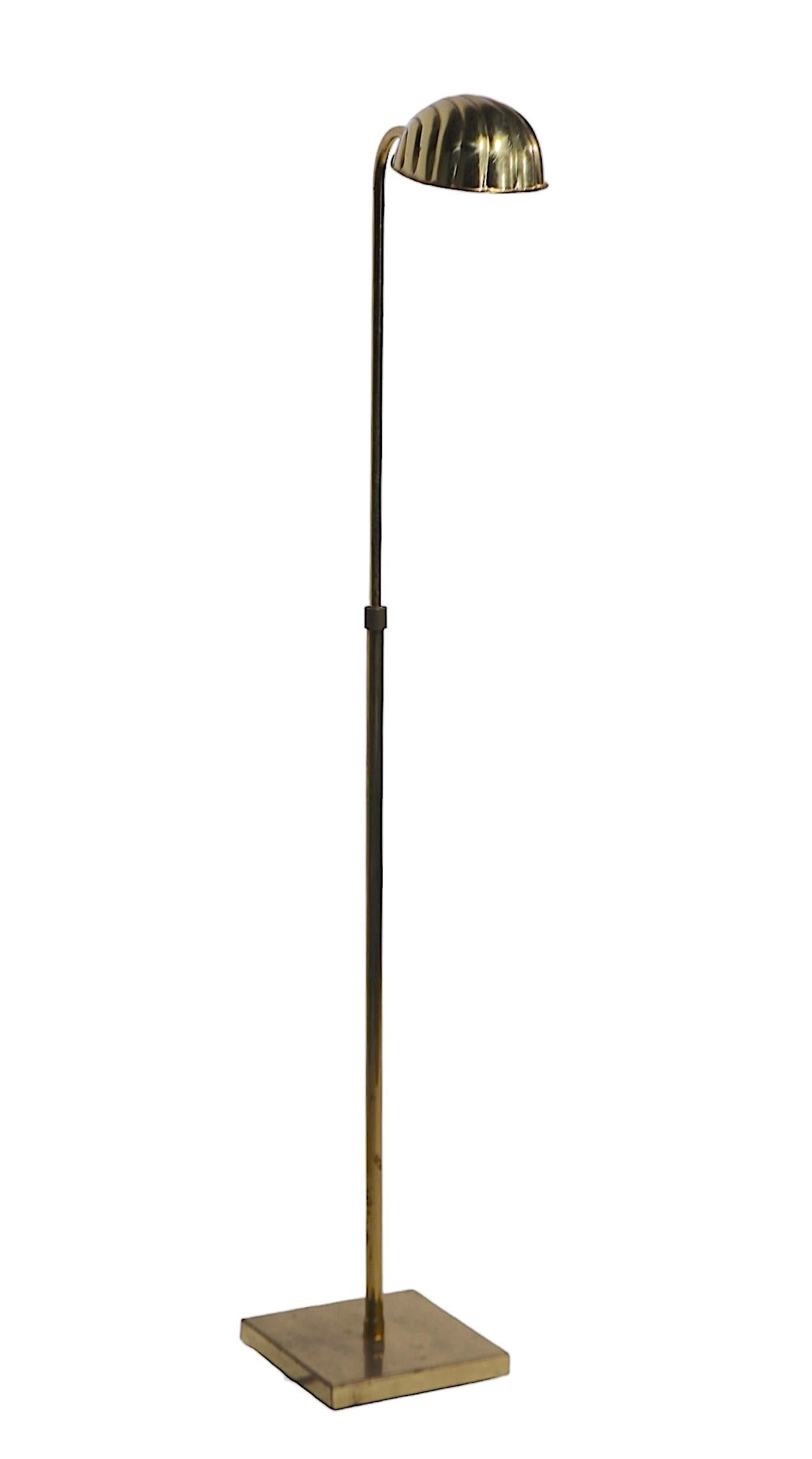 Verstellbare Stehlampe aus Messing mit Clamshell Hood Shade um 1970 (amerikanisch) im Angebot