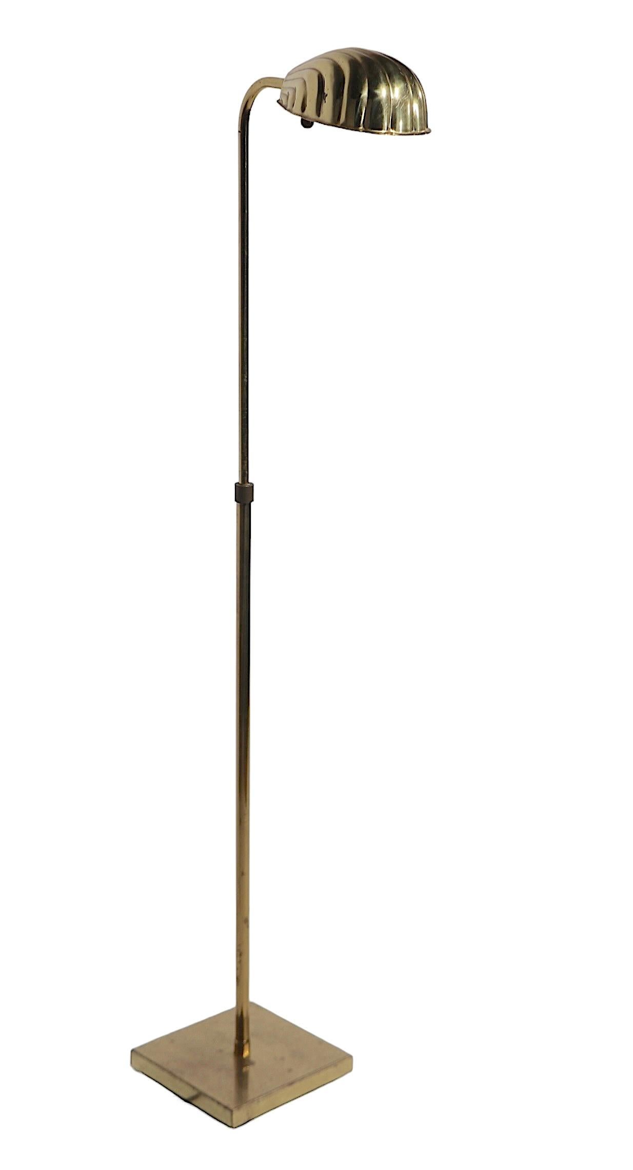 Verstellbare Stehlampe aus Messing mit Clamshell Hood Shade um 1970 im Zustand „Gut“ im Angebot in New York, NY