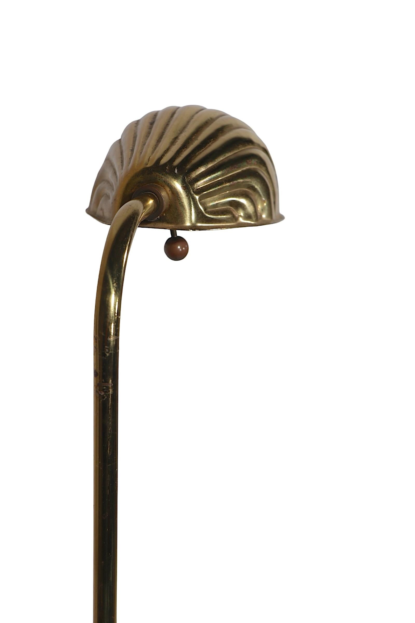 Verstellbare Stehlampe aus Messing mit Clamshell Hood Shade um 1970 im Angebot 2