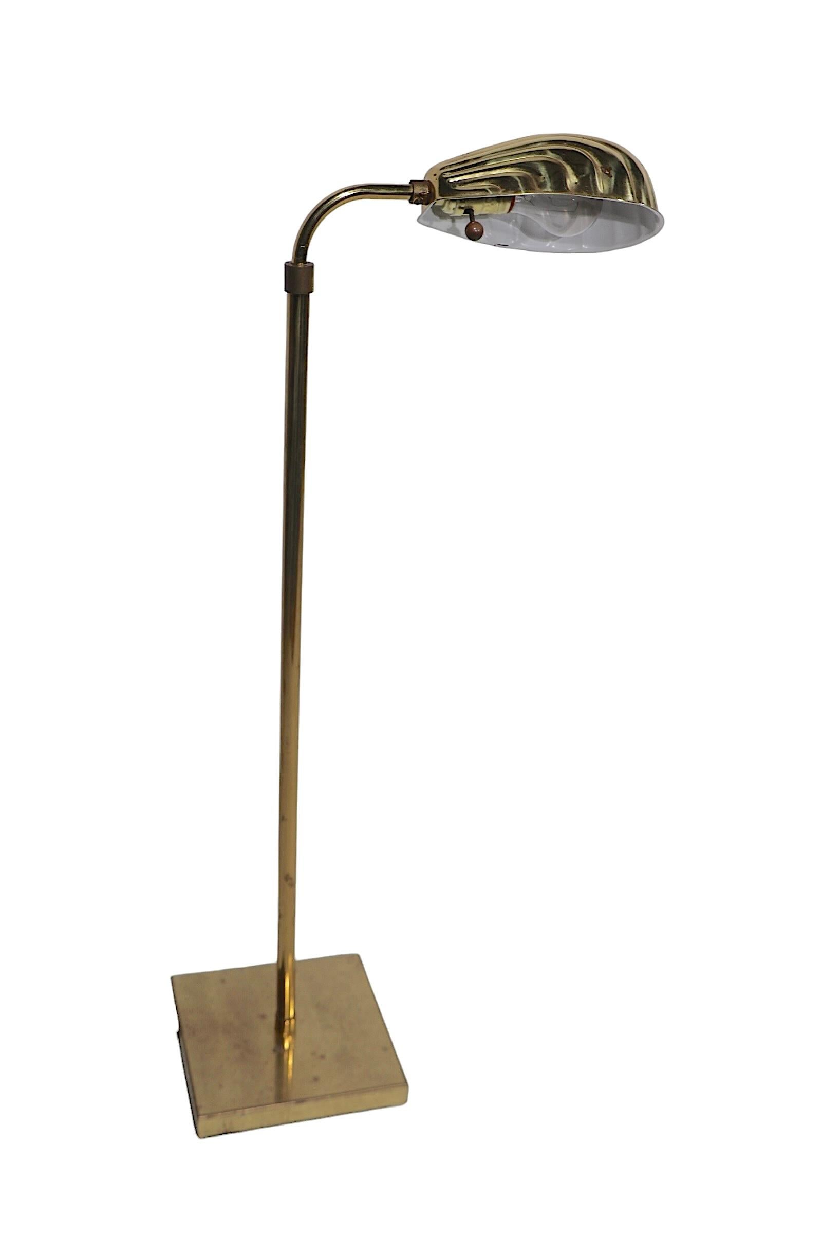 Verstellbare Stehlampe aus Messing mit Clamshell Hood Shade um 1970 im Angebot 3
