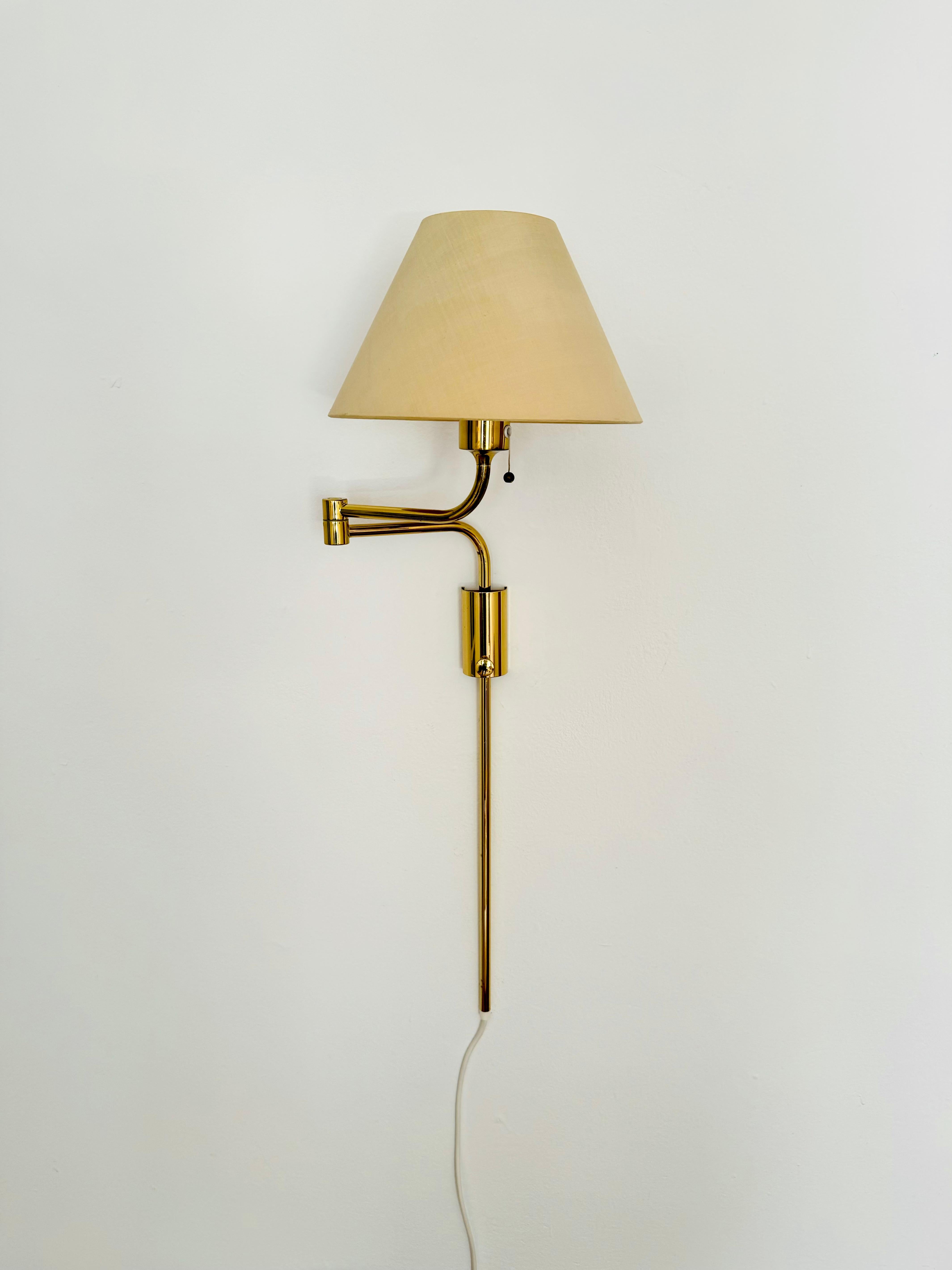 Bellissima lampada da parete in ottone regolabile in altezza degli anni '70.
Il design e i dettagli molto belli creano una luce molto elegante e piacevole.
La lampada crea un'atmosfera molto accogliente ed è di alta qualità.
Regolabile