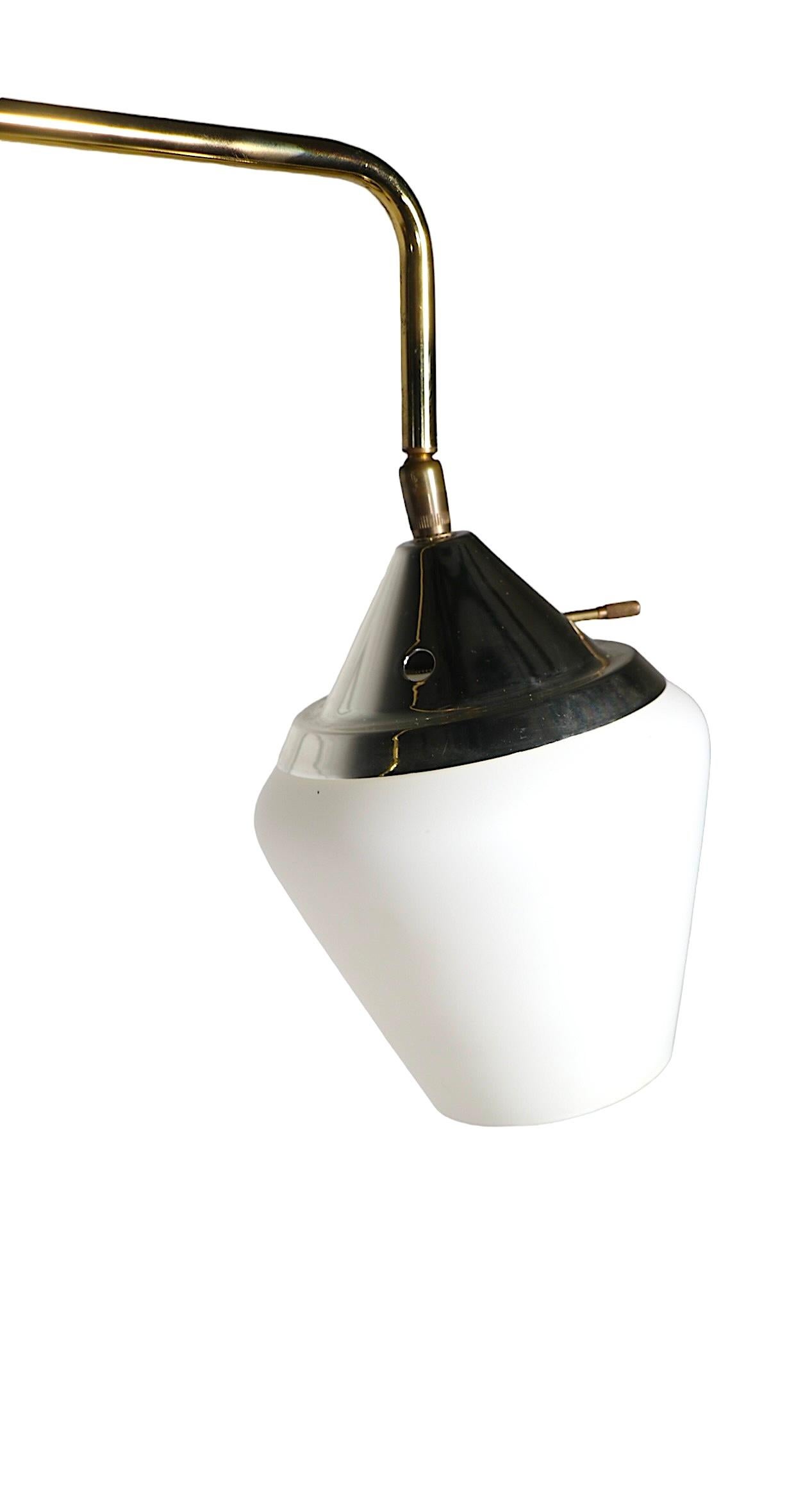 Verstellbare Stehlampe aus Messing Mid Century  im Angebot 8