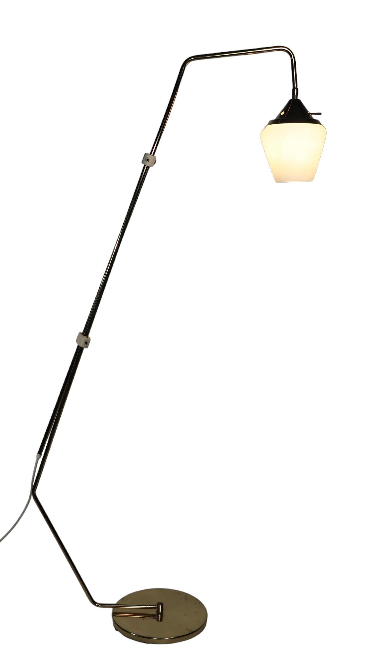 Verstellbare Stehlampe aus Messing Mid Century  im Angebot 9
