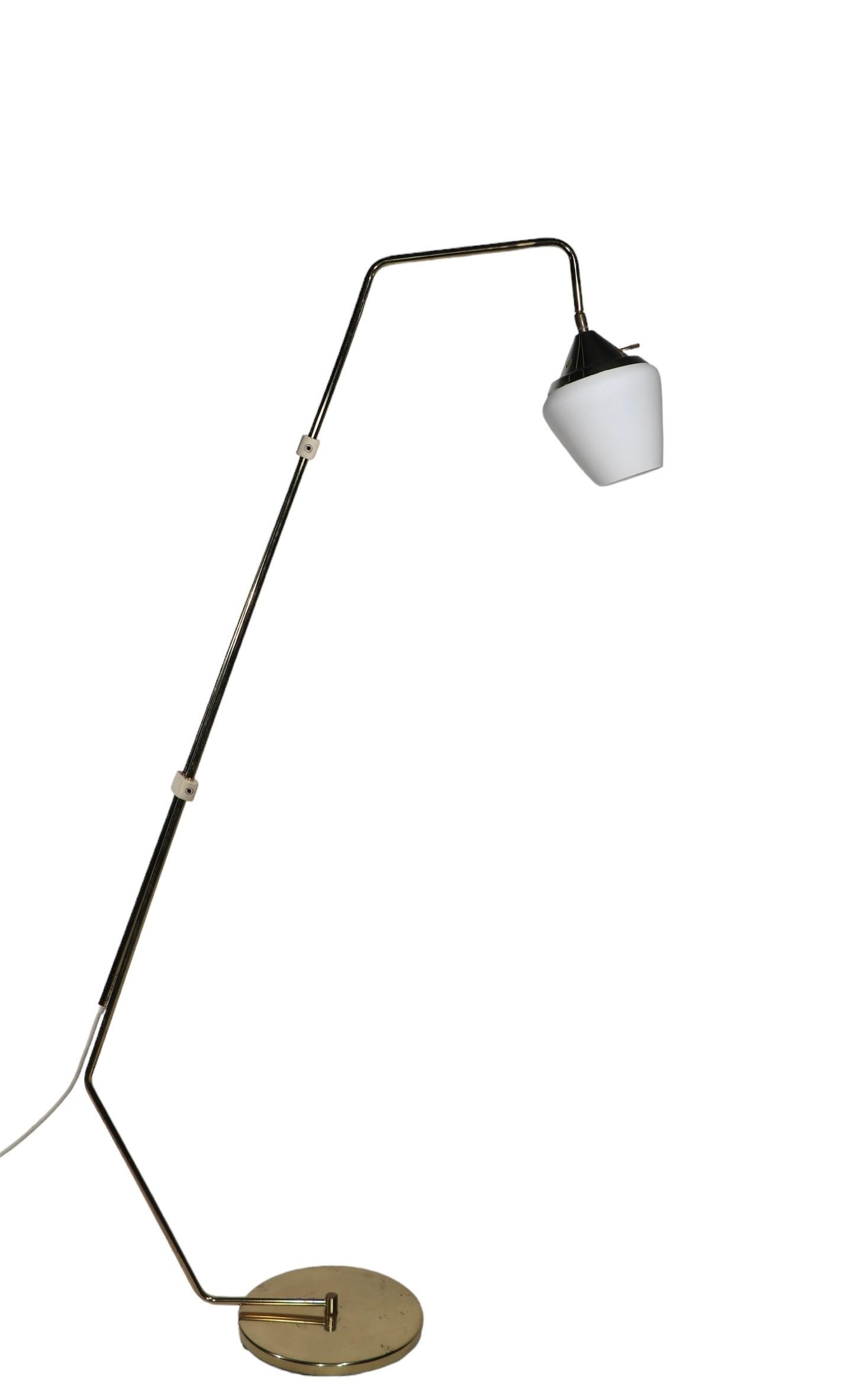 Verstellbare Stehlampe aus Messing Mid Century  im Angebot 10