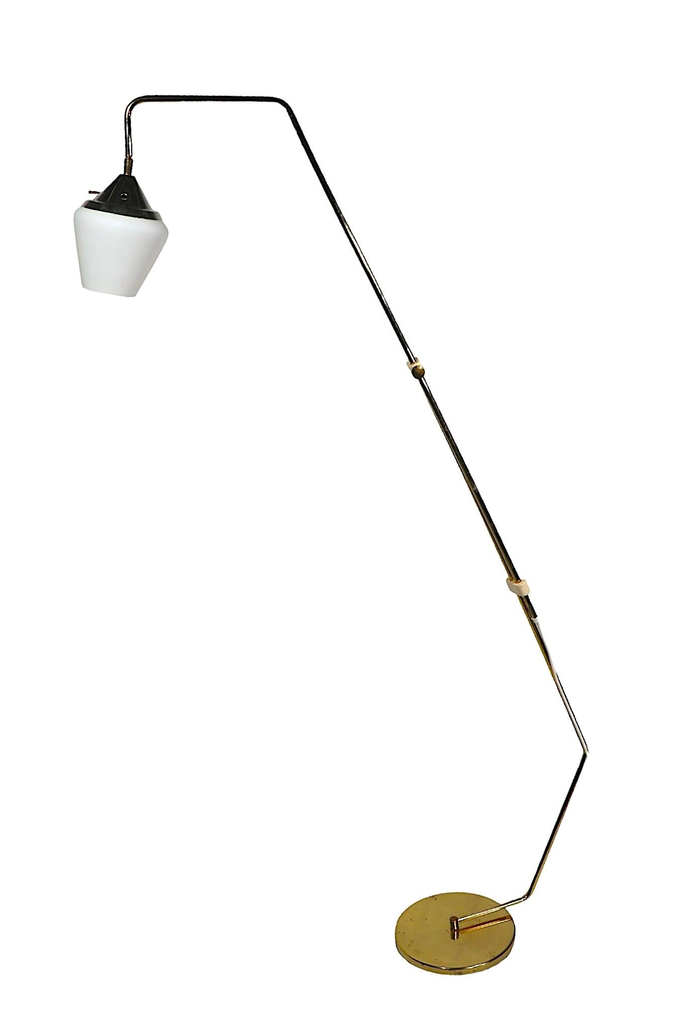 Verstellbare Stehlampe aus Messing Mid Century  im Angebot 3
