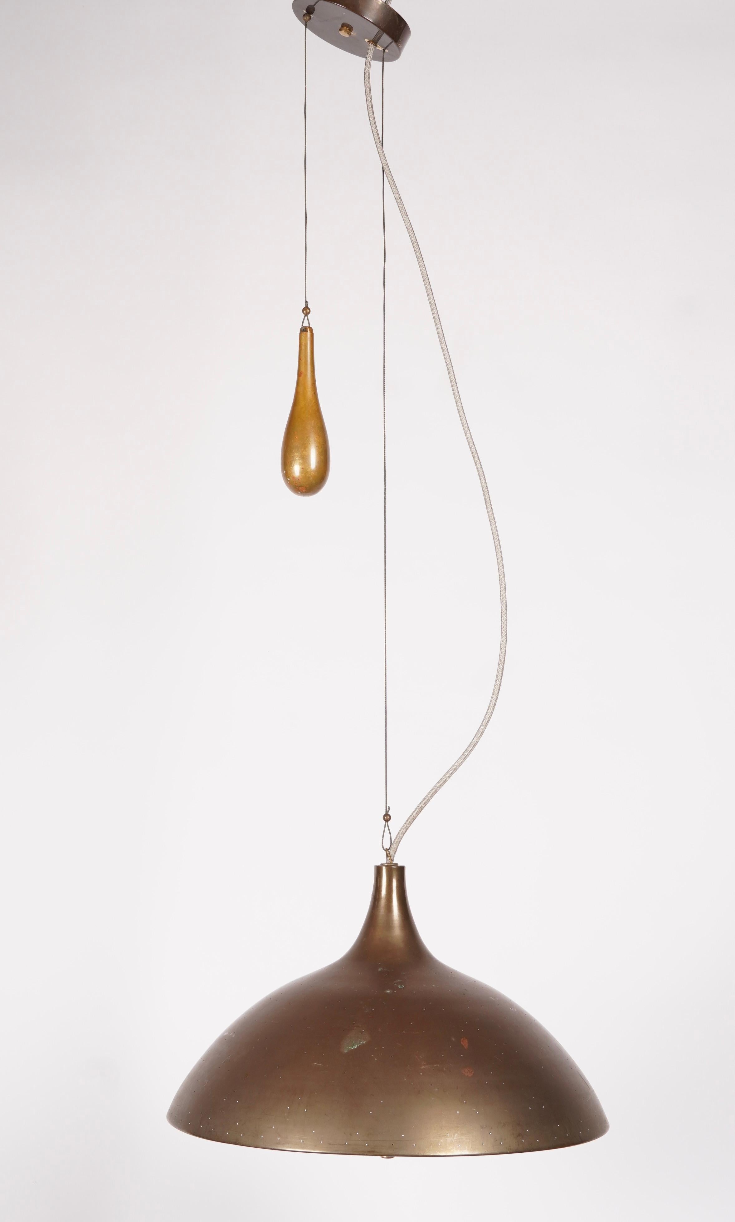 Lampe suspendue réglable en laiton massif à la manière de Paavo Tynell avec un lourd contrepoids en laiton massif qui permet d'ajuster la lampe de 36