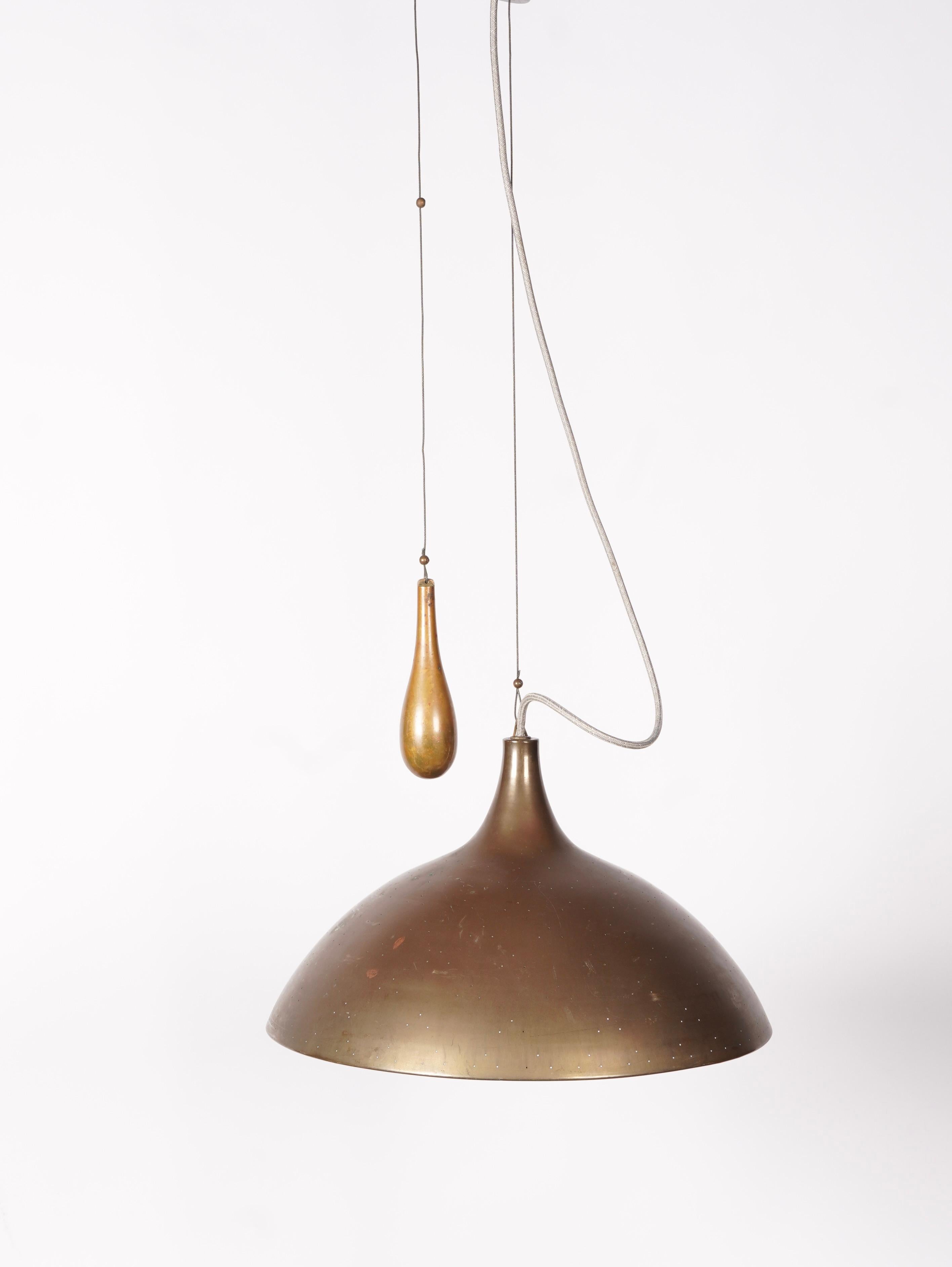 Scandinave moderne Lampe suspendue réglable en laiton à la manière de Paavo Tynell en vente