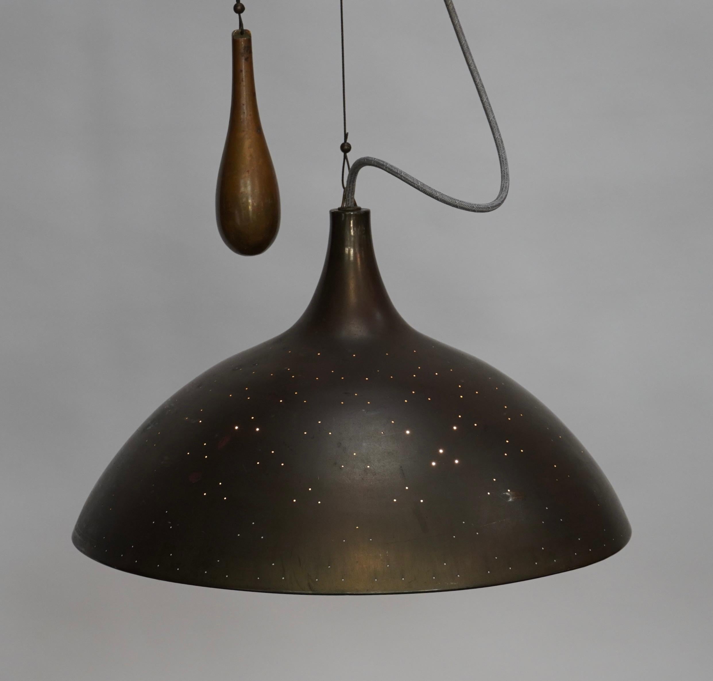 Finlandais Lampe suspendue réglable en laiton à la manière de Paavo Tynell en vente