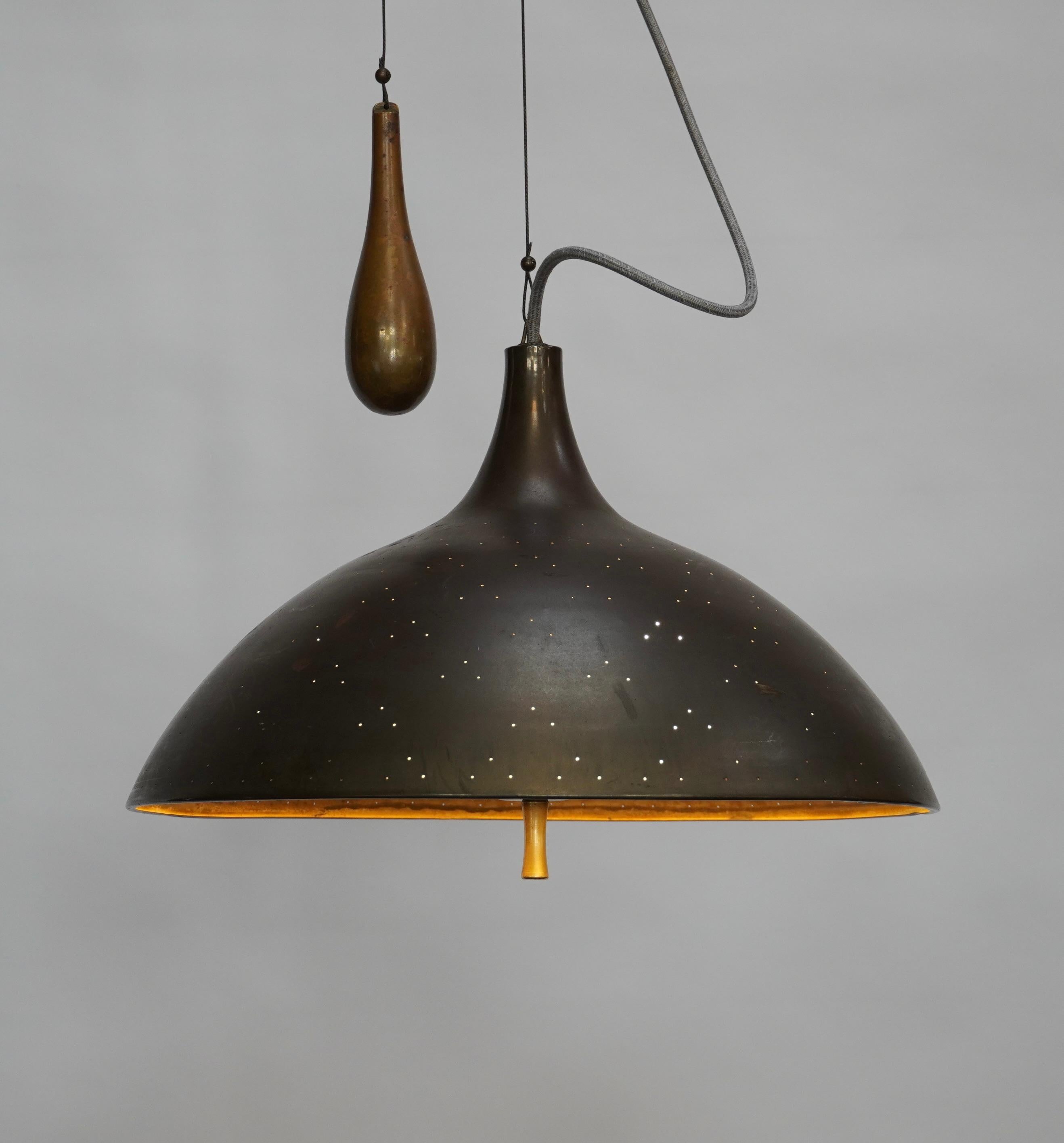 Fait main Lampe suspendue réglable en laiton à la manière de Paavo Tynell en vente