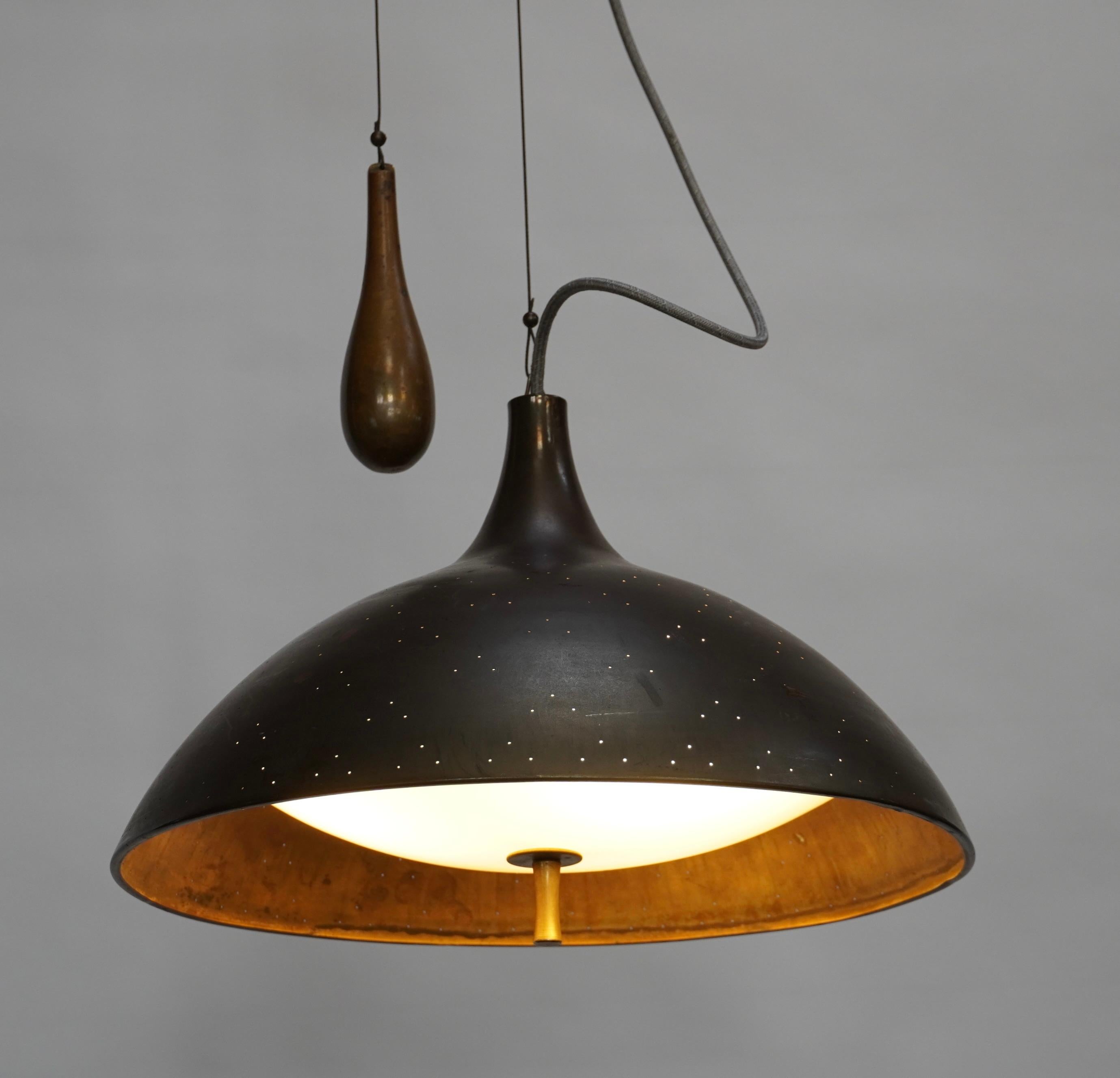 Lampe suspendue réglable en laiton à la manière de Paavo Tynell Bon état - En vente à Oakland, CA