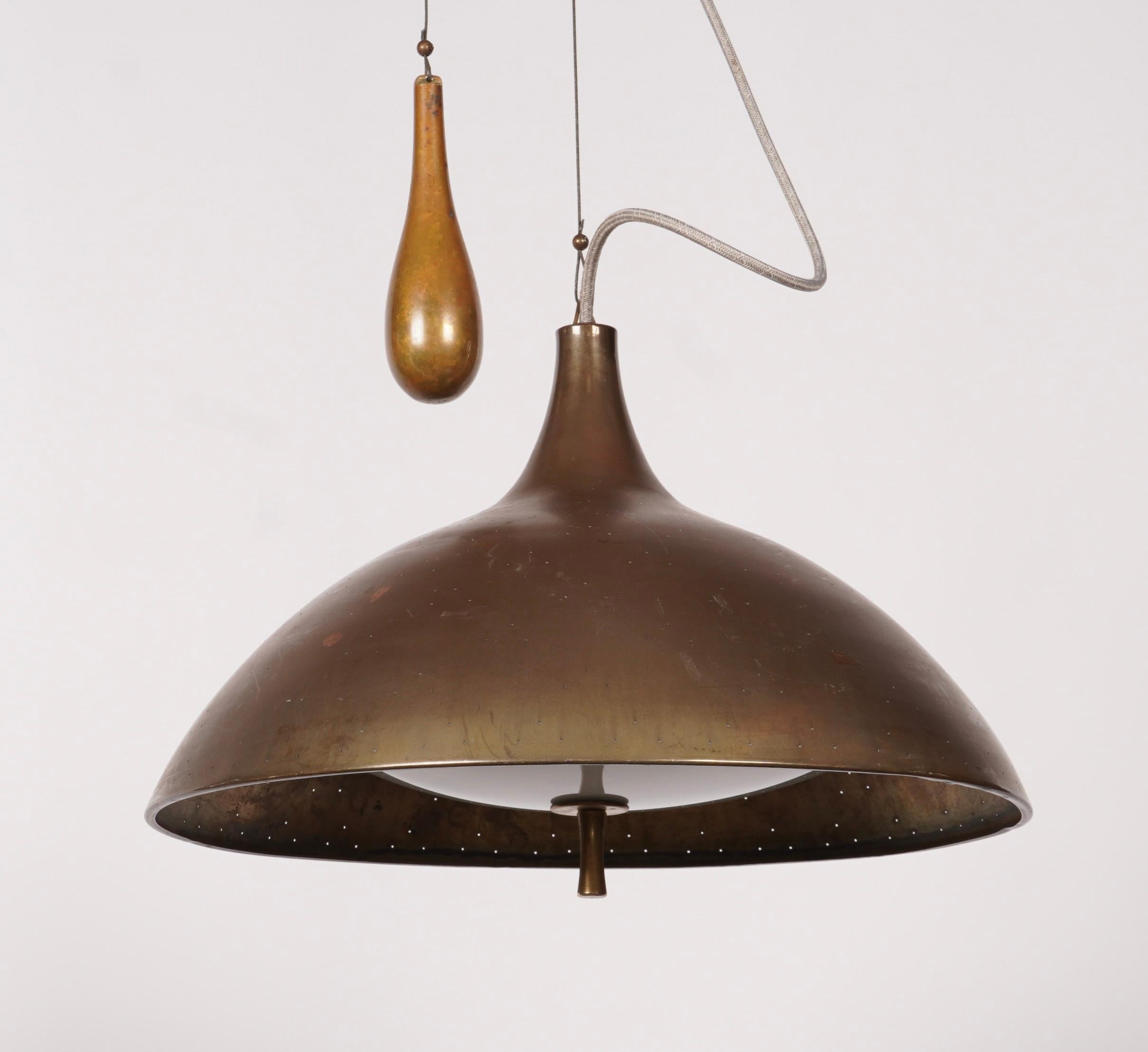 Milieu du XXe siècle Lampe suspendue réglable en laiton à la manière de Paavo Tynell en vente