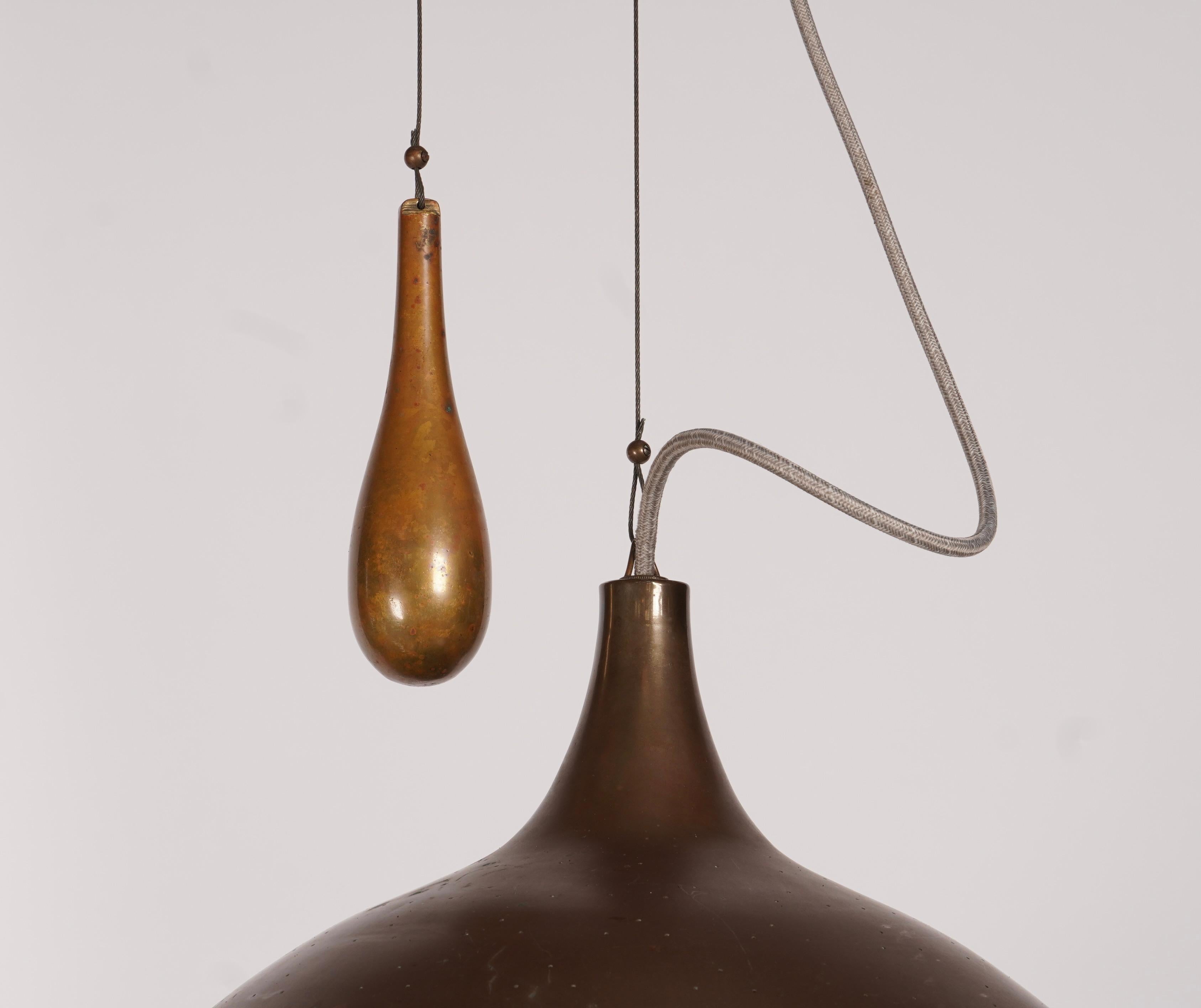 Laiton Lampe suspendue réglable en laiton à la manière de Paavo Tynell en vente